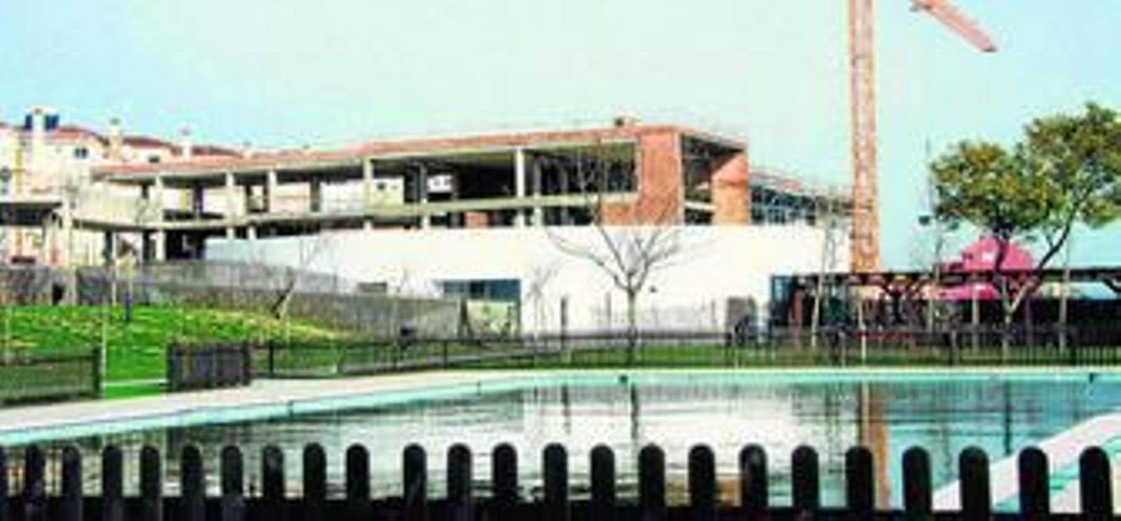 Una imagen de la construcción de la escuela de hostelería, junto a una piscina y pistas deportivas.