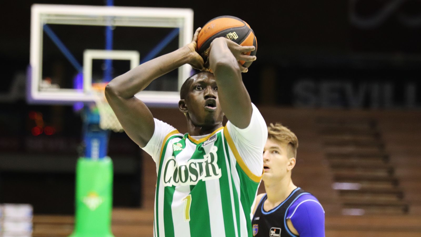 Niang lanza un tiro libre.