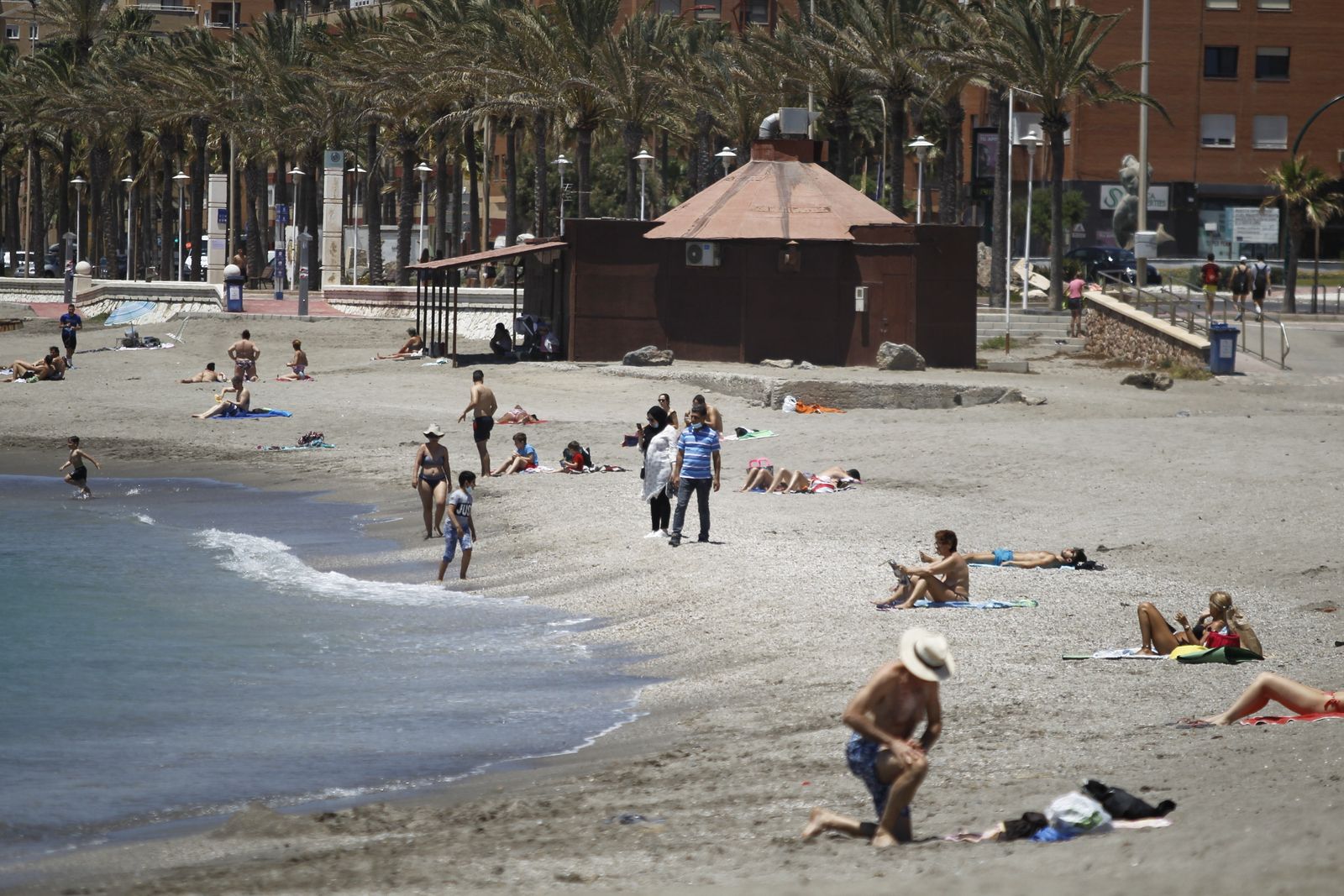 Fotogalería primer día de playa tras el confinamiento en Almería