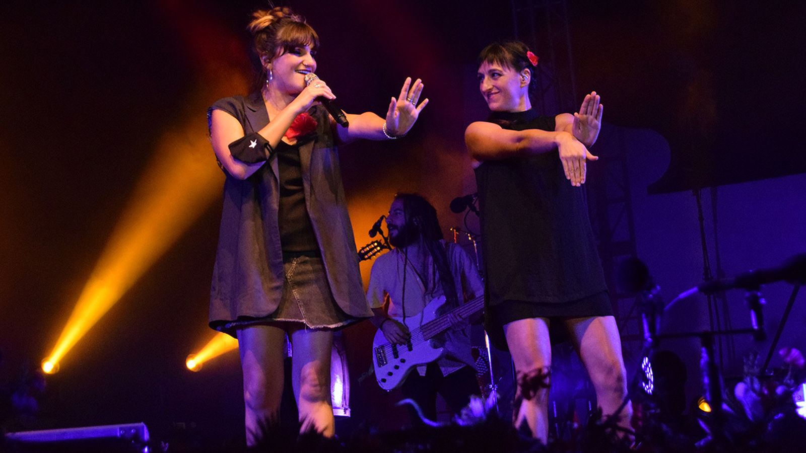 Rozalén, junto a su inseparable Beatriz Romero sobre el escenario.