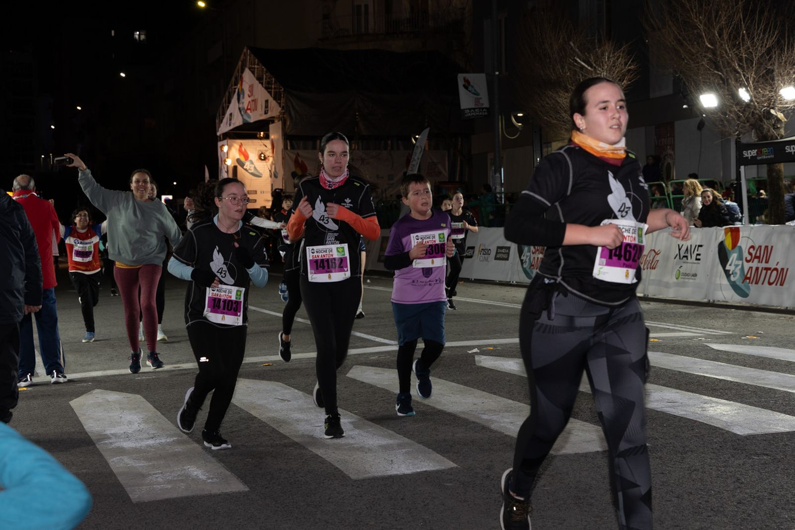 En imágenes: 2.000 atletas brillan con luz propia en la infantil de la Carrera de San Antón 2026
