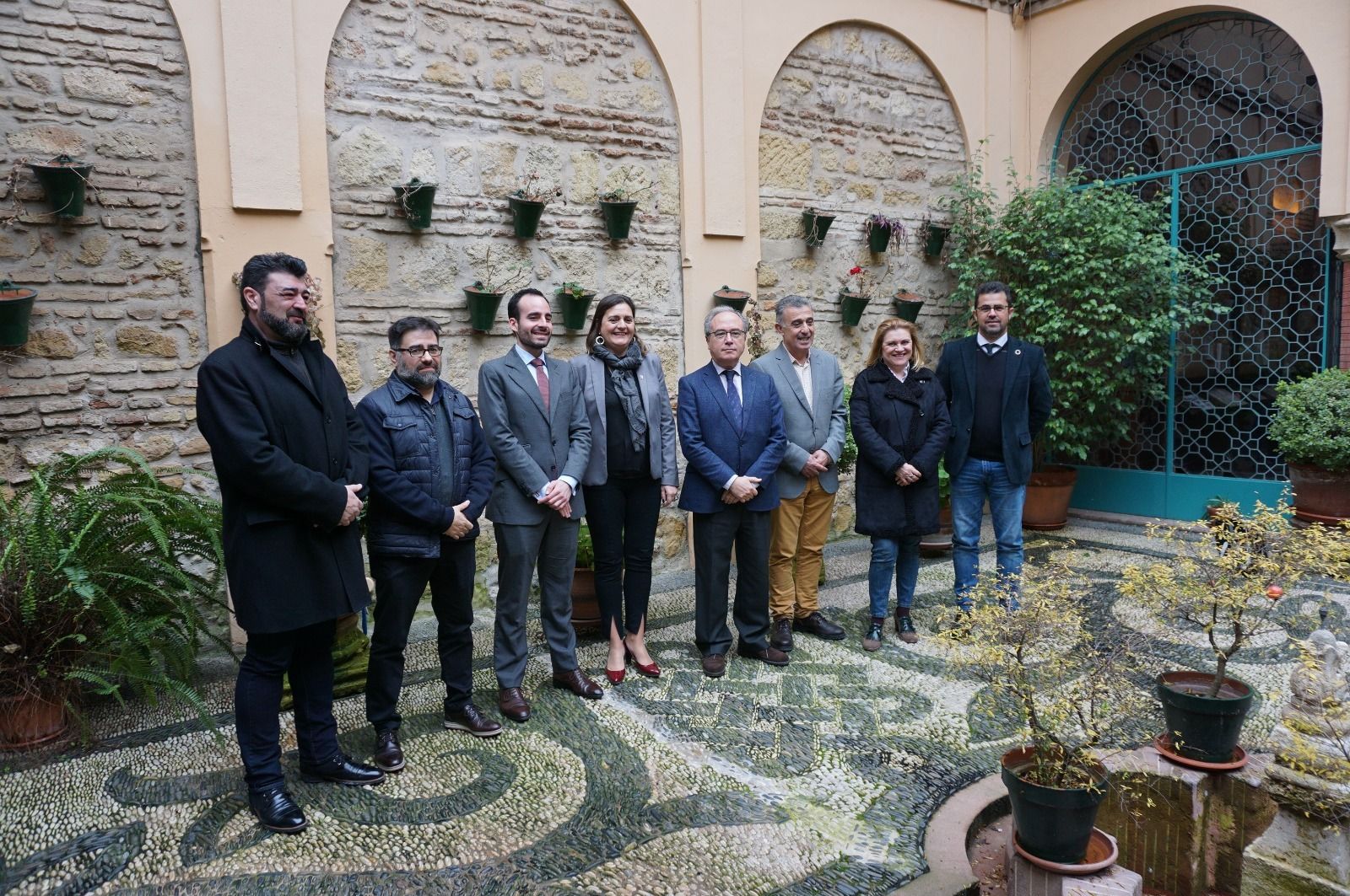 Representantes institucionales en la firma del Pacto por la Madera y el Mueble.