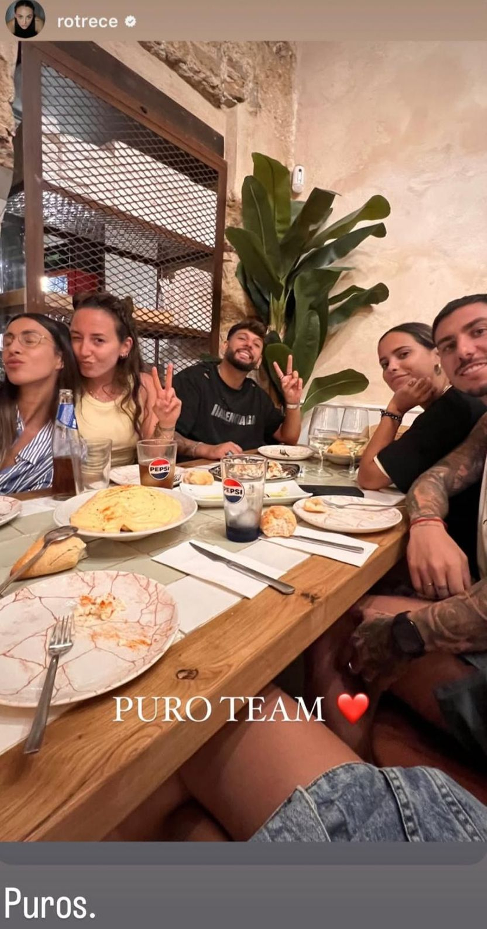 Story de Rocío Flores, María Carrasco y Gloria Camila. Story de Rocío Flores, María Carrasco y Gloria Camila.