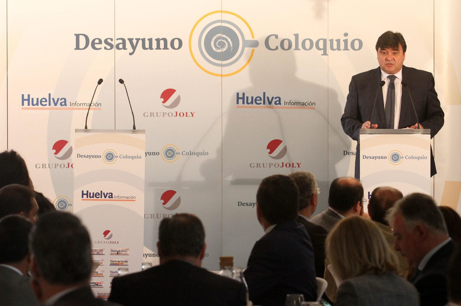 Imágenes de la conferencia y desayuno-coloquio de Gabriel Cruz, alcalde de Huelva