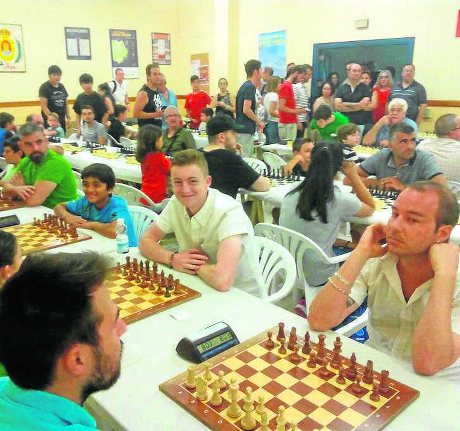 Enrique Osuna se hace con el trofeo del club algecireño