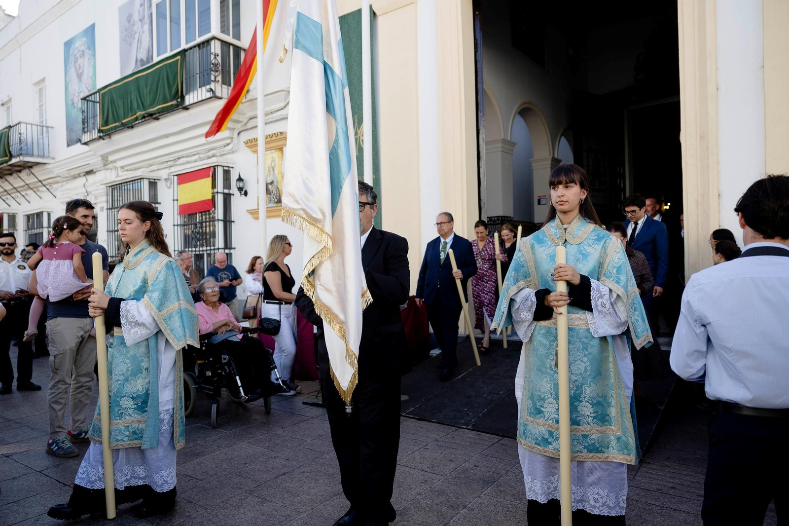 La Virgen de la Esperanza, camino de su coronación en el Panteón en San Fernando