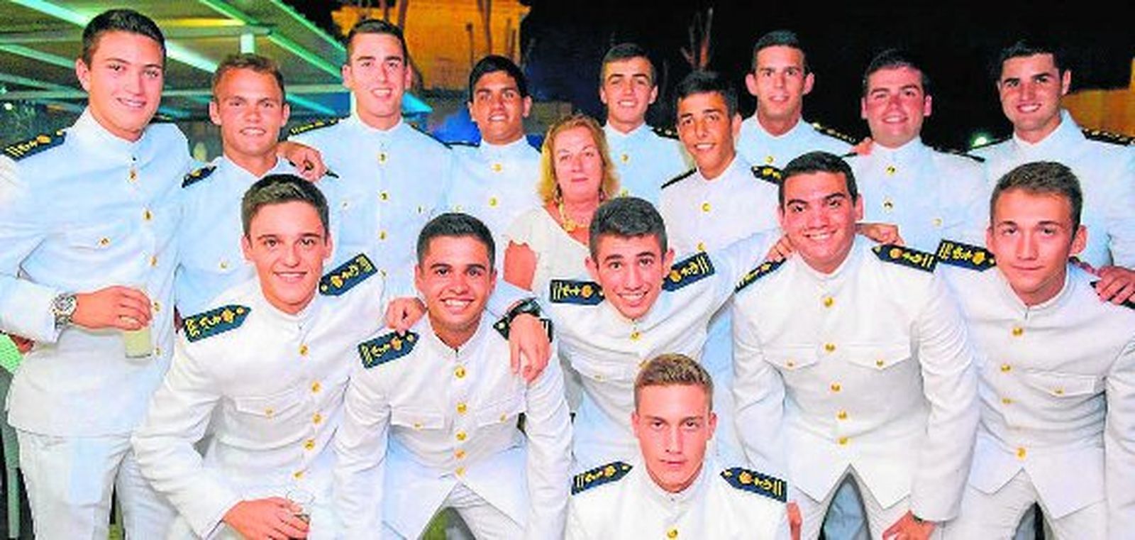 Un grupo de aspirantes a guardiamarinas con la madrina Palma Fonsela, en el Centro Deportivo Sociocultural de la Armada en San Fernando.

Foto: Ignacio Casas de Ciria