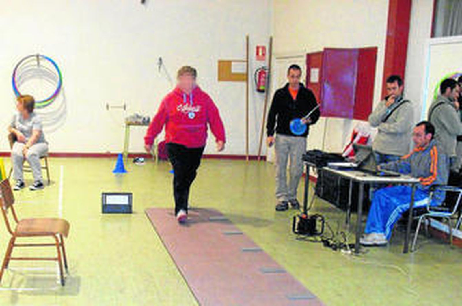 Una paciente camina por una pasarela ante la mirada de los expertos.