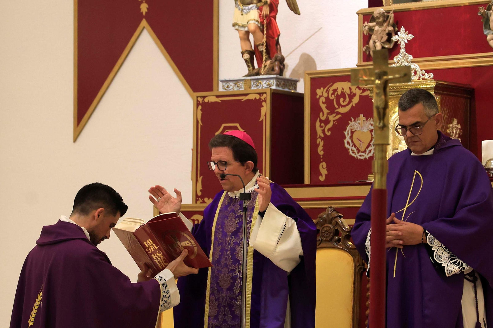 La misa que ofició Ramón Valdivia en la parroquia de El Saladillo junto a Juan José Marina y Miguel Ángel Ventura.