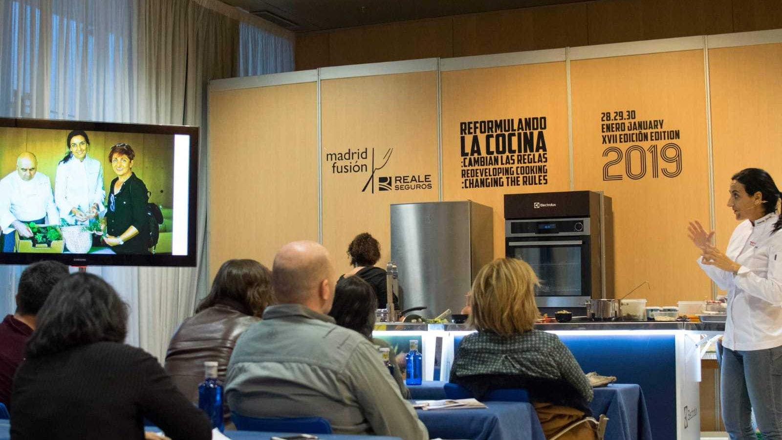 La chefm durante su taller sobre malas hierbas en la alta cocina.