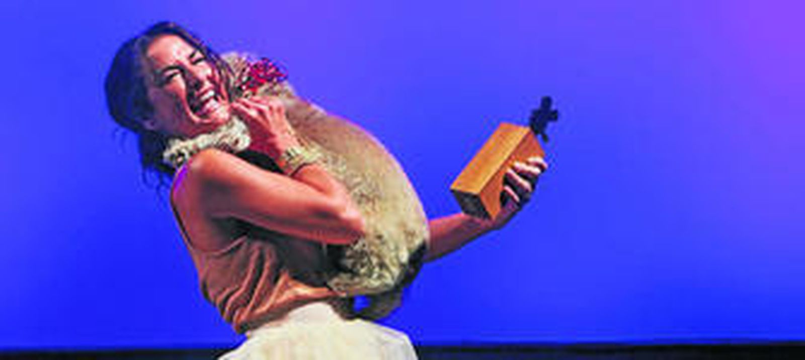 La intérprete sevillana Belén López abraza emocionada a su mascota tras recoger el premio que anualmente otorga ASFAAN.