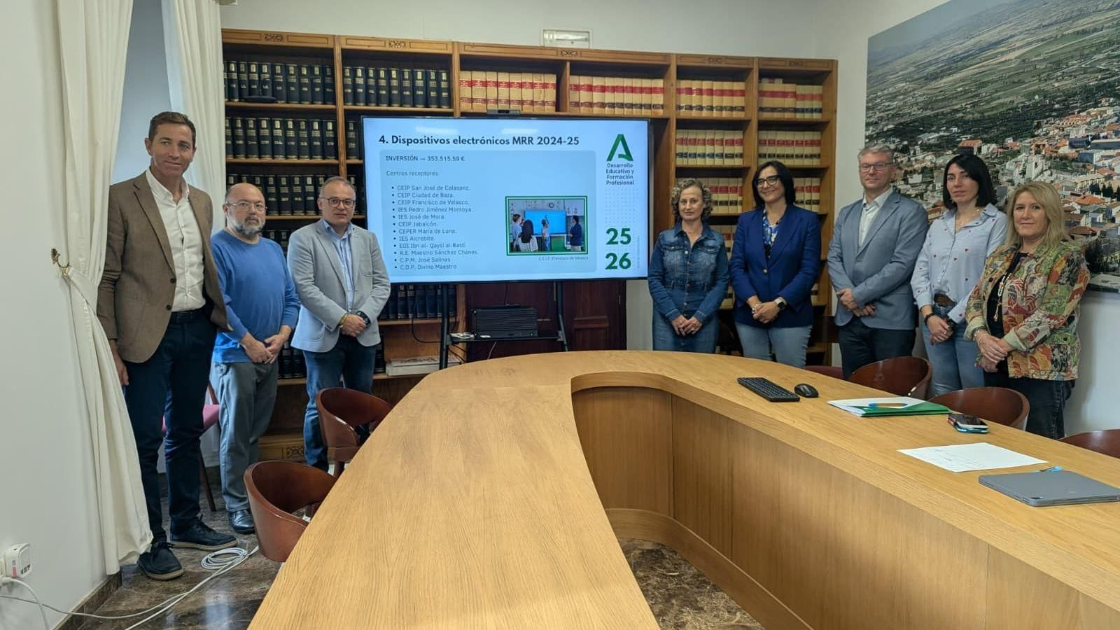 La delegada María José Martín, junto al alcalde de Baza, Pedro Justo Ramos, ha presentado el proyecto de bioclimatización del CEIP ‘Ciudad de Baza’