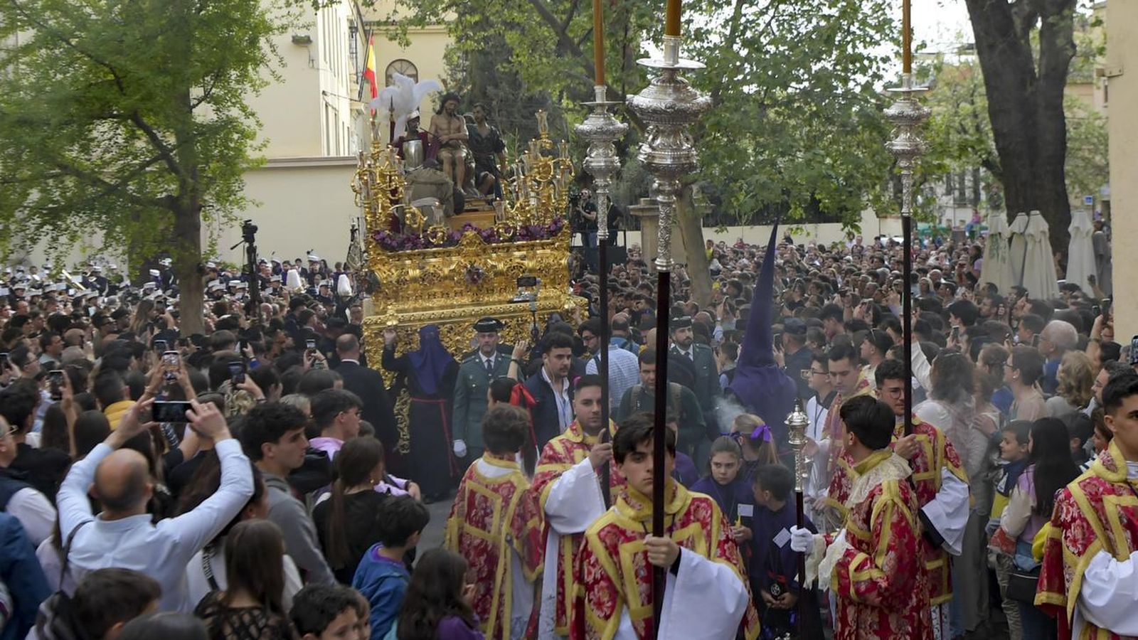 El misterio del Señor de la Humildad abandonando la Plaza de Santo Domingo