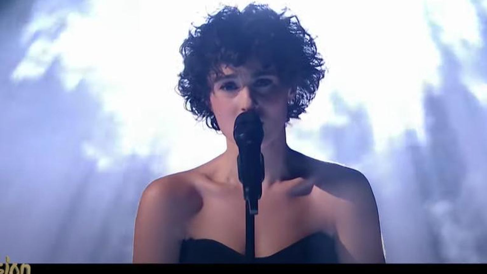 La francesa Barbara Pravi interpretando la canción que defenderá en Rotterdam en mayo.