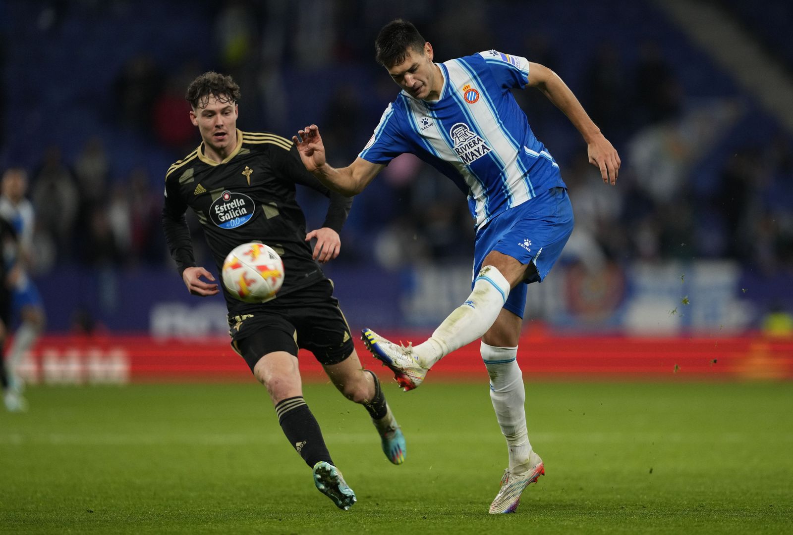 El central mexicano César Montes despeja un balón durante un partido con el Espanyol el pasado curso.