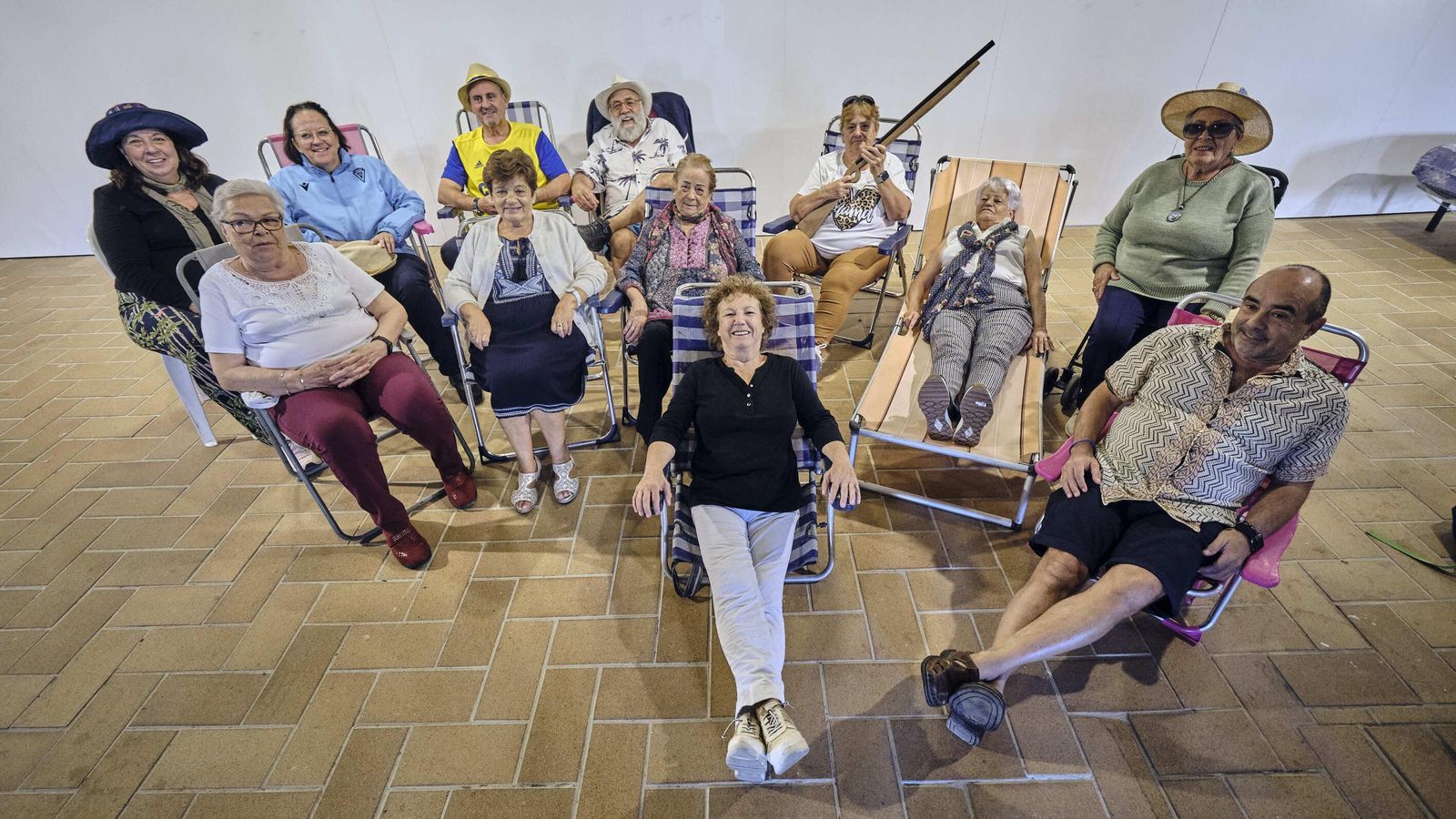 Una parte del elenco gaditano de la obra ‘La velocidad de la luz’ antes de uno de sus ensayos en el castillo de Santa Catalina.