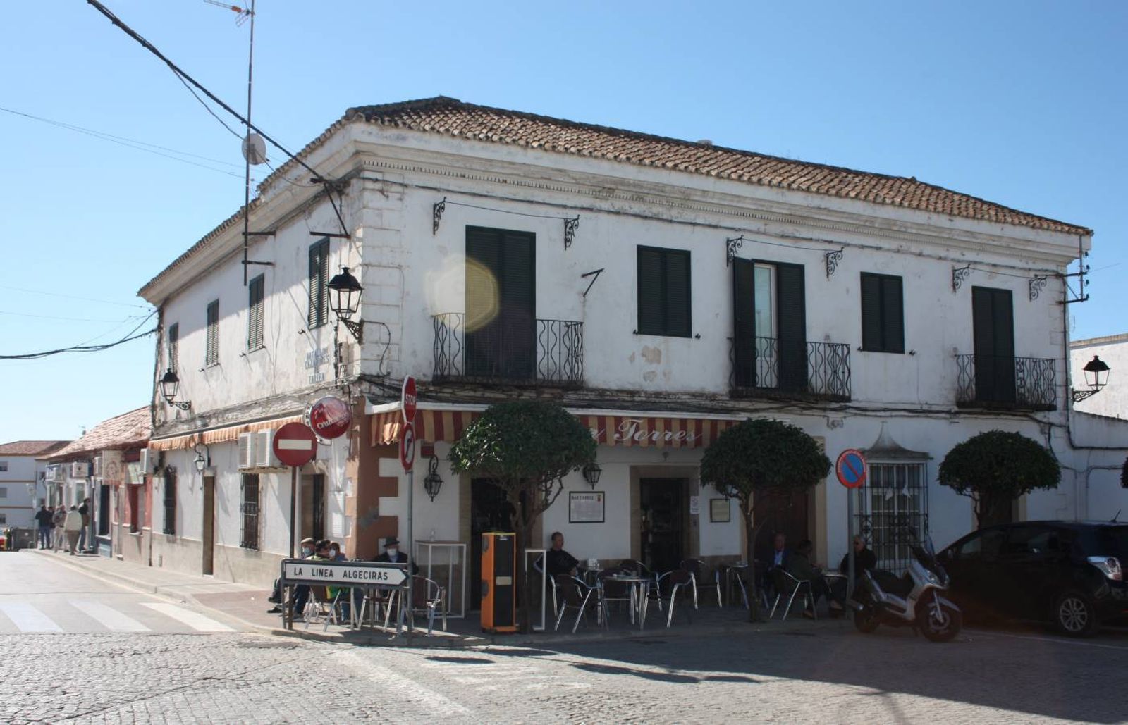 El Bar Torres, en su esquina de la Plaza Andalucía