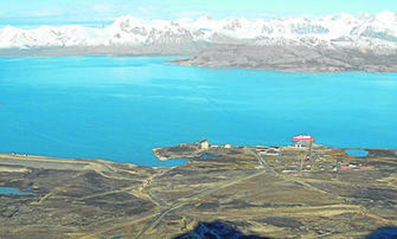 Vista general del fiordo donde está emplazada la base científica Ny-Alesund, que gestiona la empresa King's Bay, en la isla noruega de Spitsbergen.