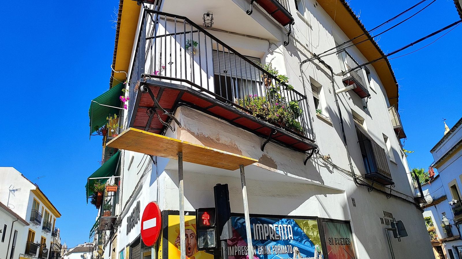 Balcón dañado en San Lorenzo por el tráfico.