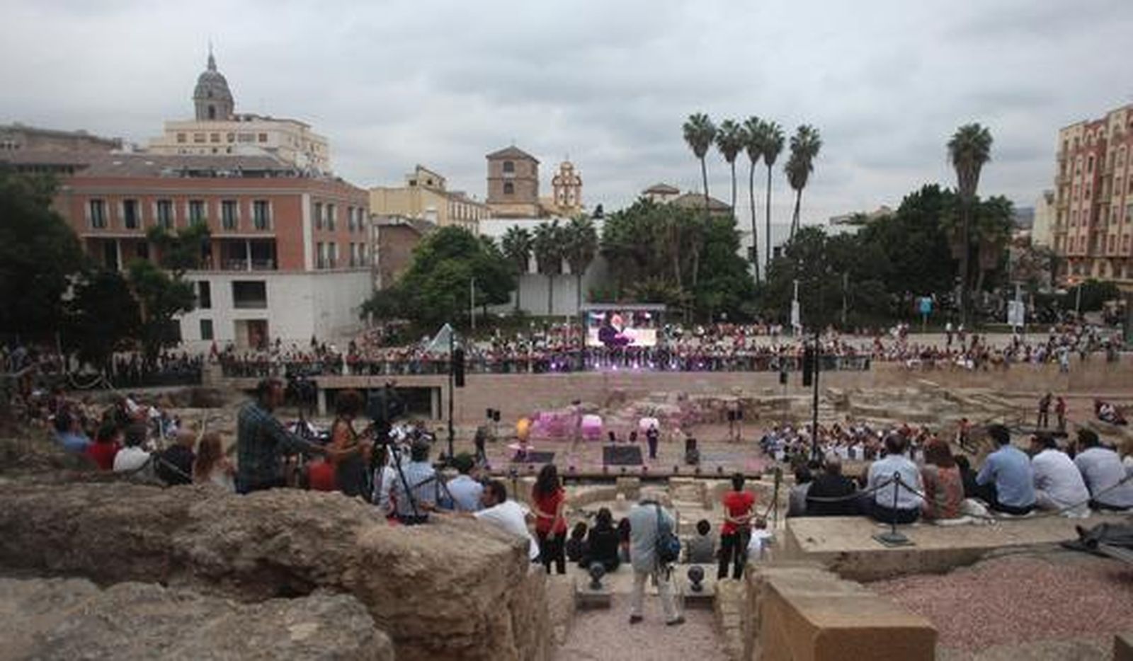 Las gradas del coliseo estrenaron aforo ante unos 400 invitados a un acto simbólico como la guitarra de Daniel Casares y el predicado de Carlos Álvarez como reclamo

Foto: Sergio Camacho