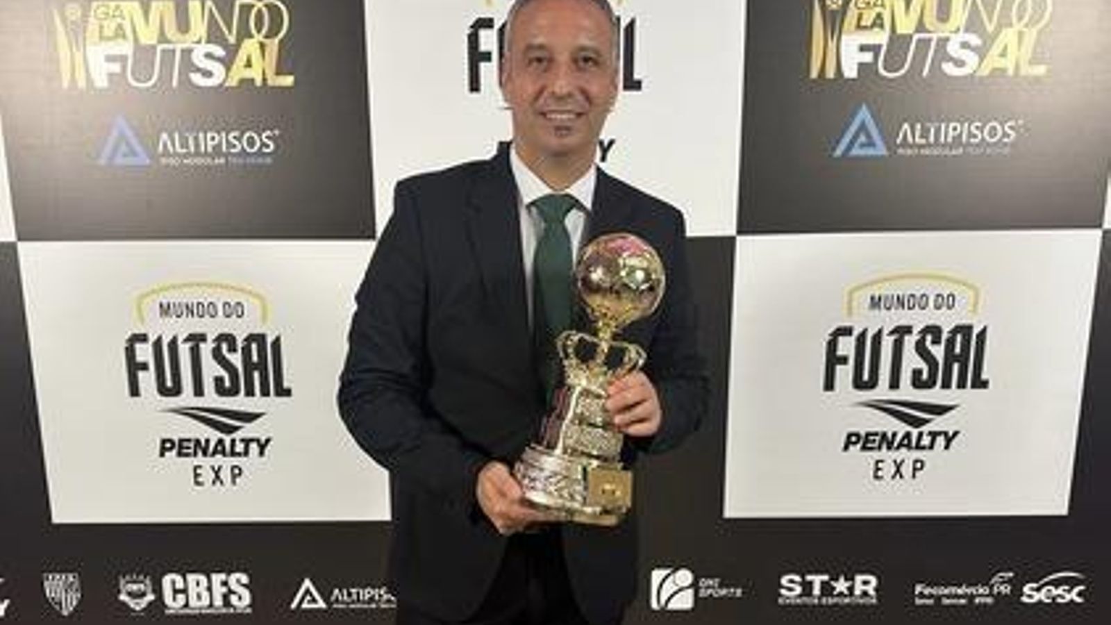 Antonio Vadillo, con el trofeo a mejor entrenador del mundo concedido por Mundo do Futsal.
