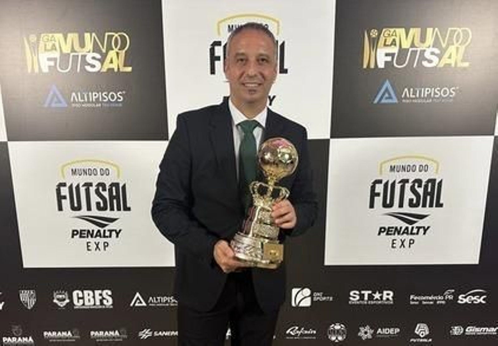 Antonio Vadillo, con el trofeo a mejor entrenador del mundo concedido por Mundo do Futsal.
