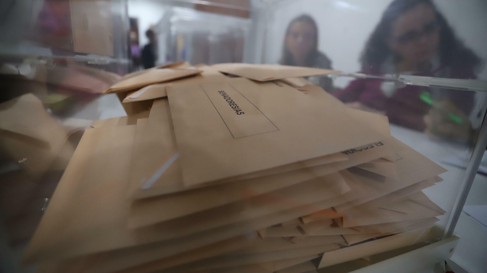 Los sobres con los votos ciudadanos llenan una urna electoral.