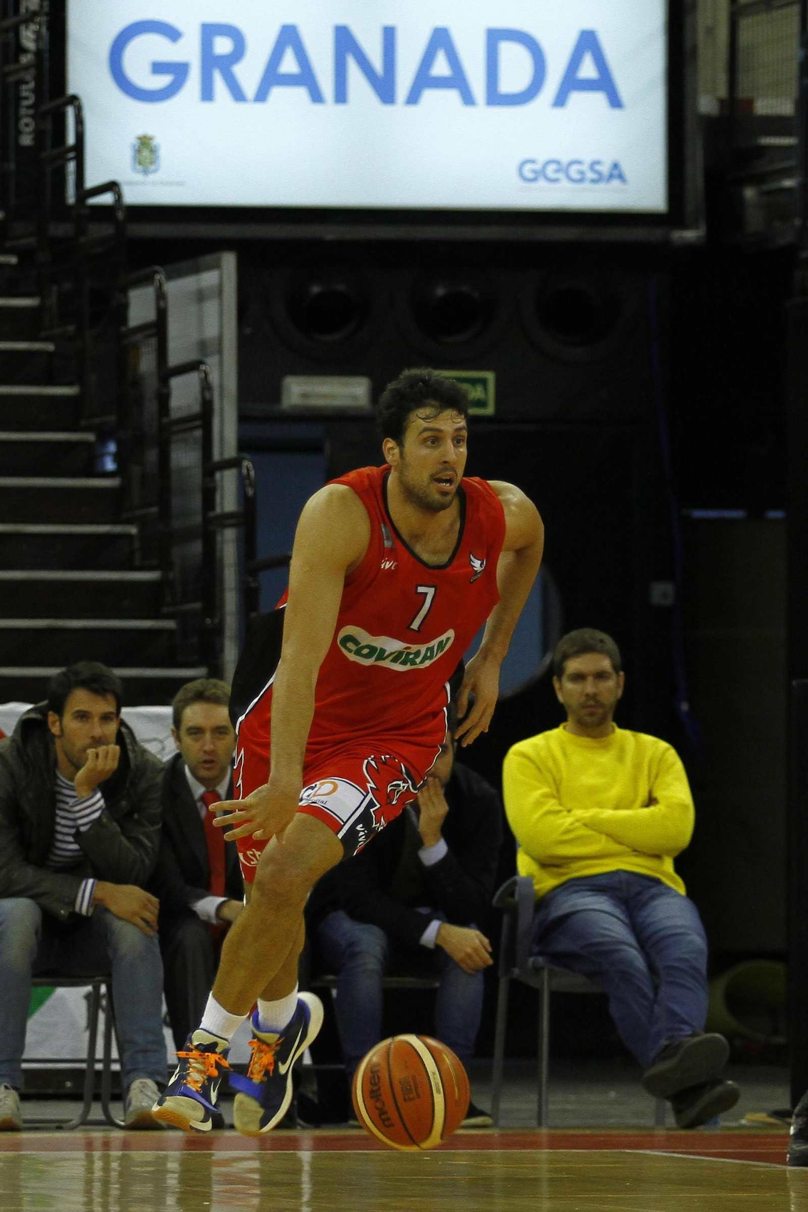 Alejandro Bortolussi dirige un ataque del Covirán Granada.
