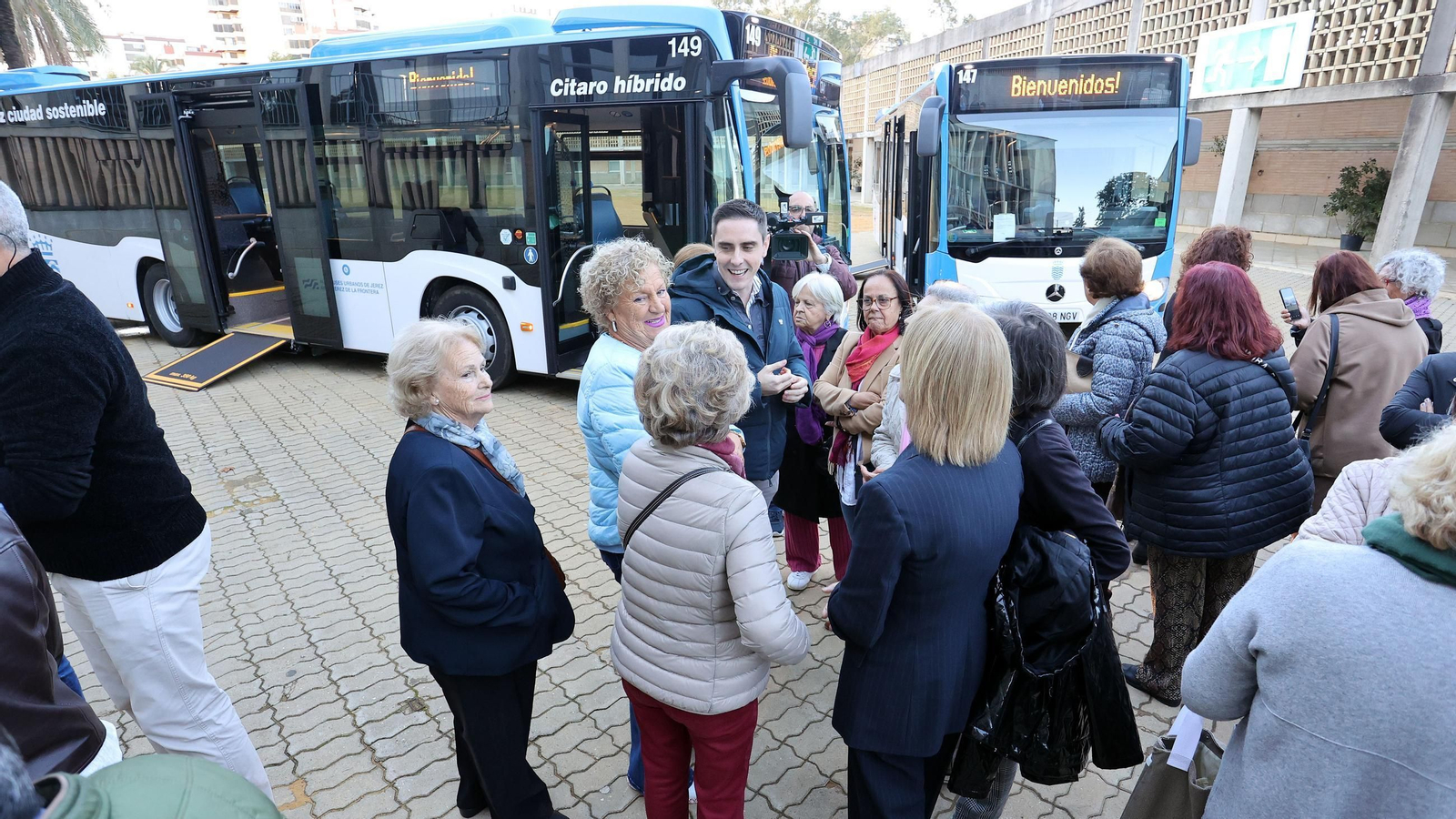 Imágenes de la presentación de los nuevos autobuses urbanos de Jerez
