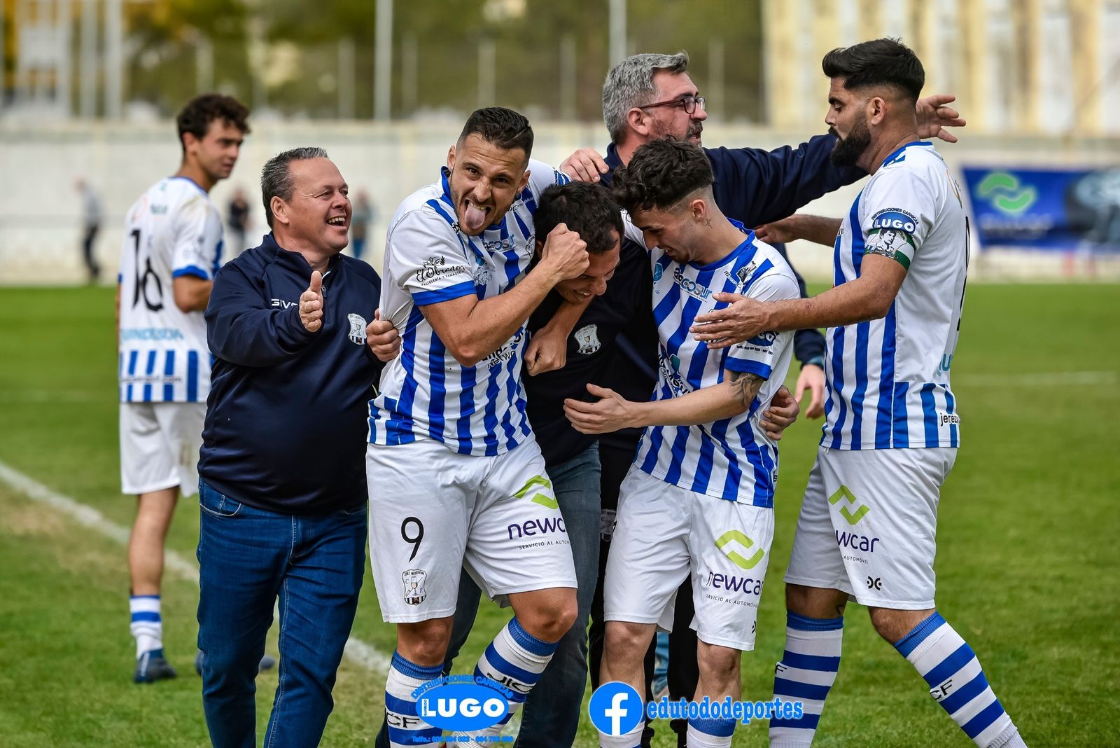 Los jugadores del Industrial celebran un gol con su técnico en el Pedro Garrido.
