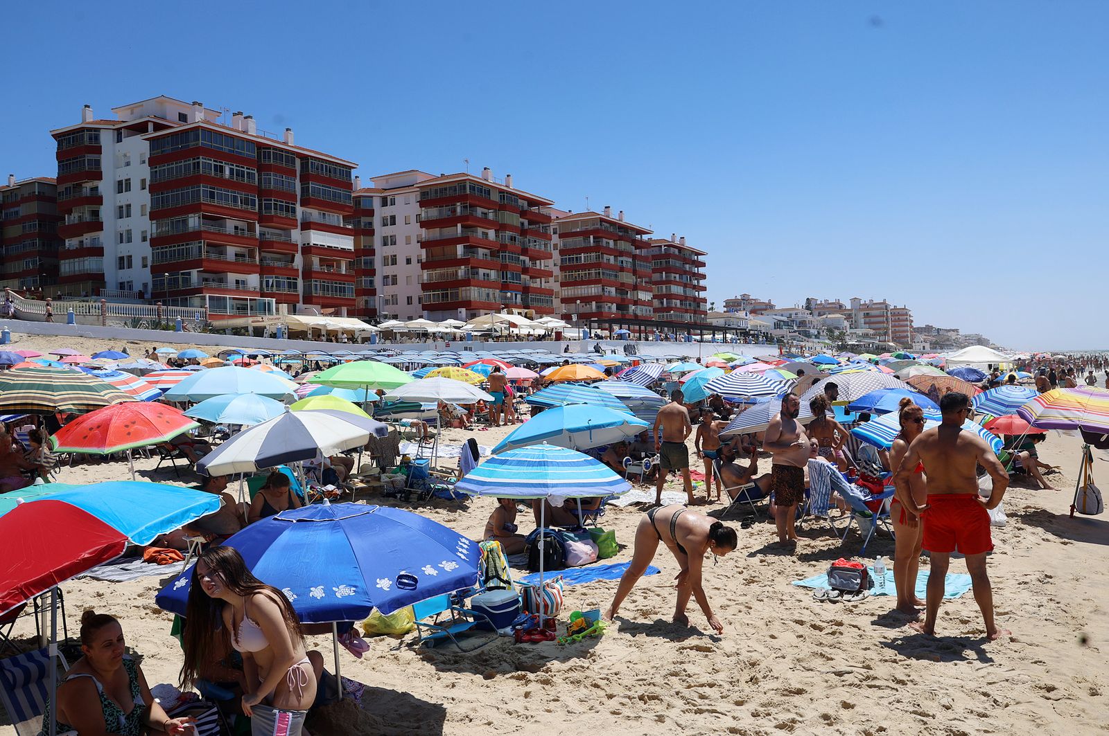 Imágenes de una mañana de calor y playa en Matalascañas