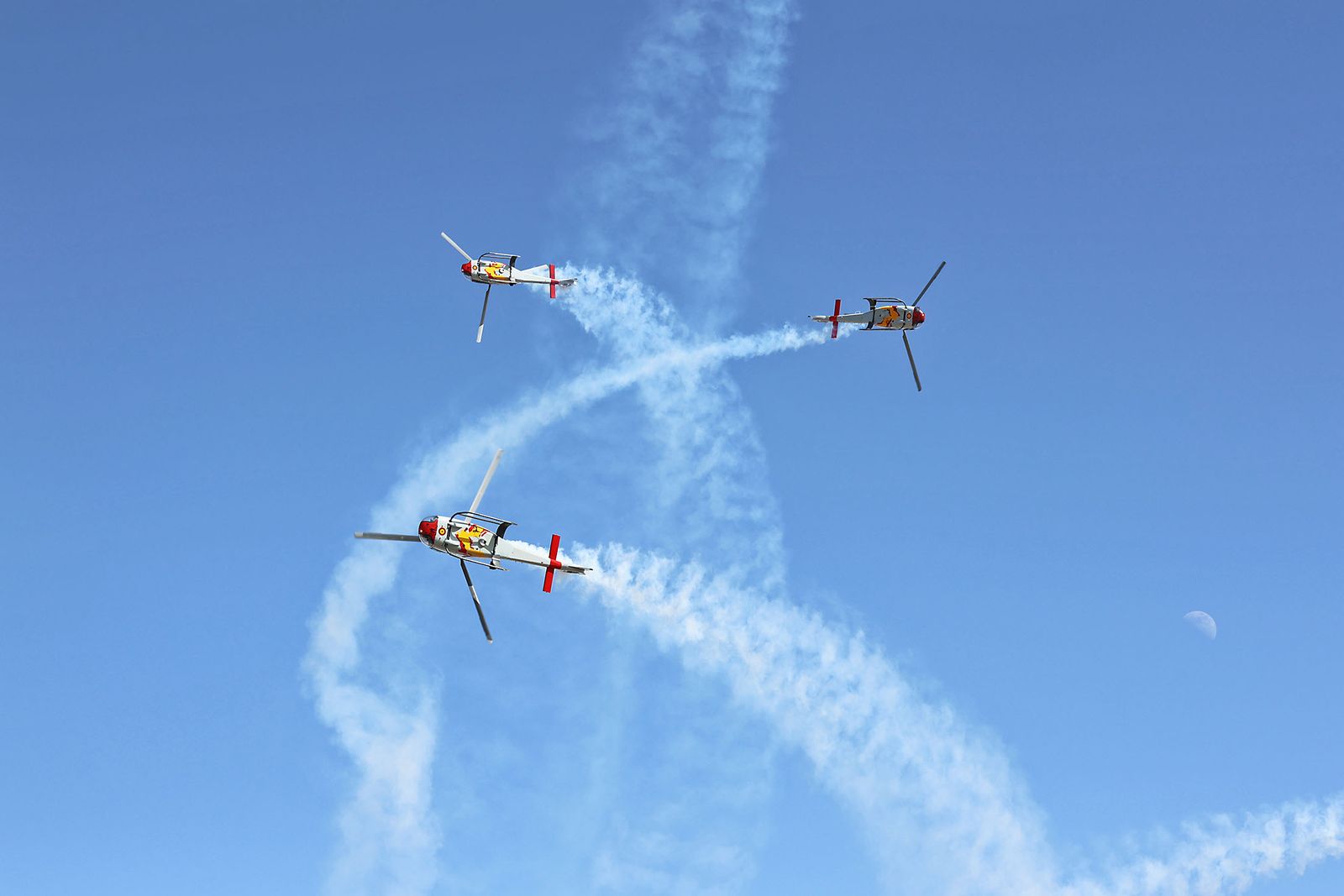 Fotografías de la exhibición aérea de la Patrulla Acrobática de Paracaidismo del Ejército del Aire 'Papea' y de la Patrulla Acrobática de Helicópteros 'ASPA'  en los actos de homenaje al centenario del Plus Ultra presidido por S.M. el Rey Felipe VI