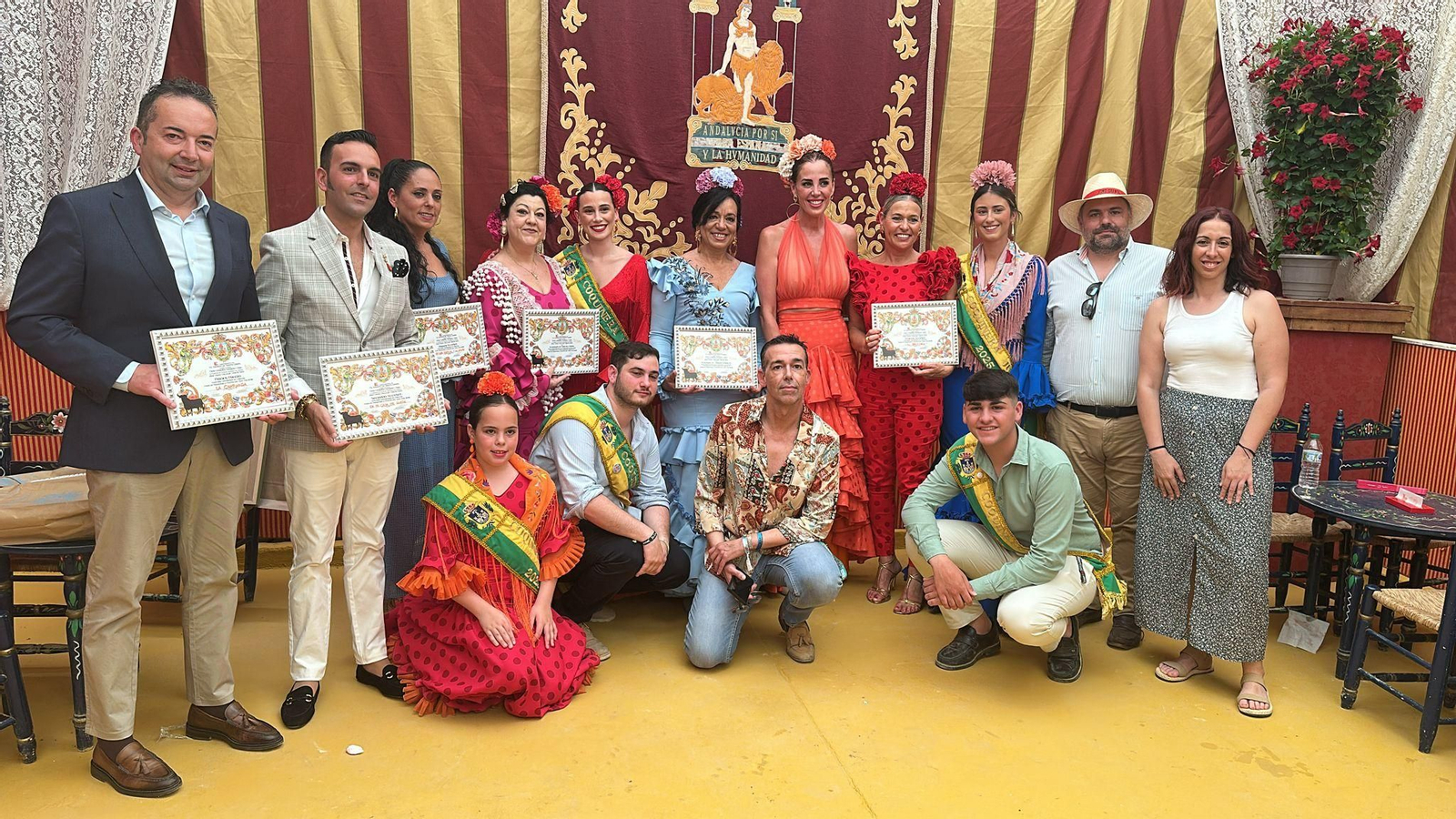 Los premiados, con el concejal de Fiestas, David Calleja.