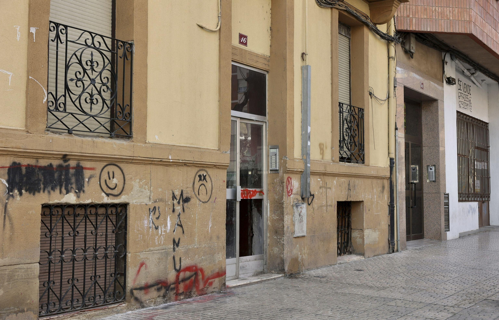 Portal en el que se produjo la agresión sexual a dos niñas en Logroño. Portal en el que se produjo la agresión sexual a dos niñas en Logroño.