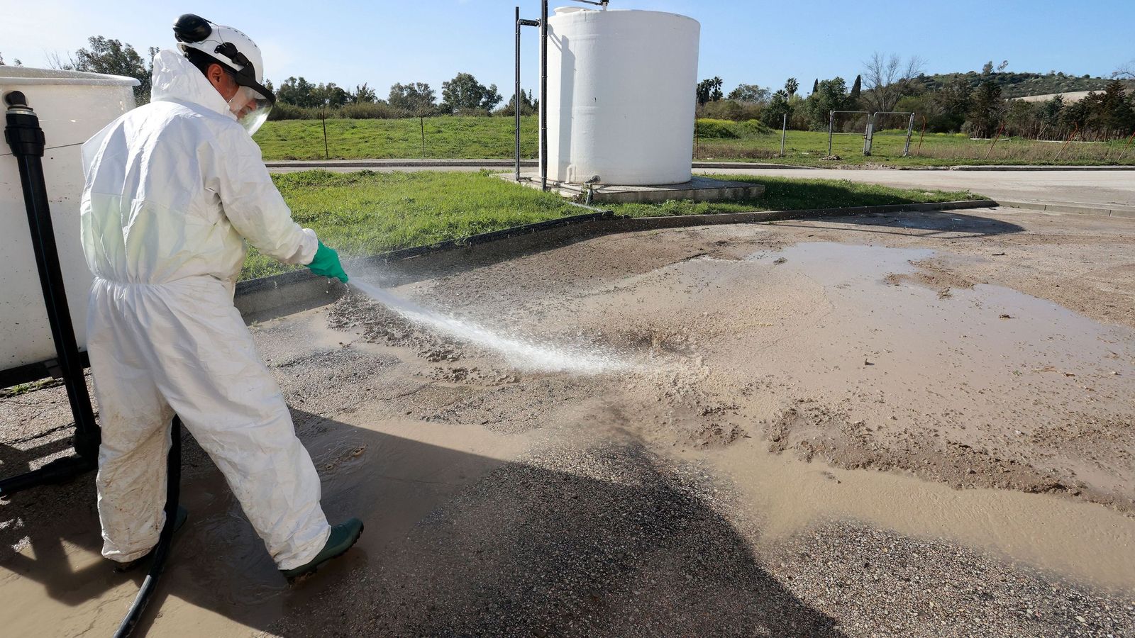 Un operario limpiado de lodo una de las zonas de la depuradora de Jerez.