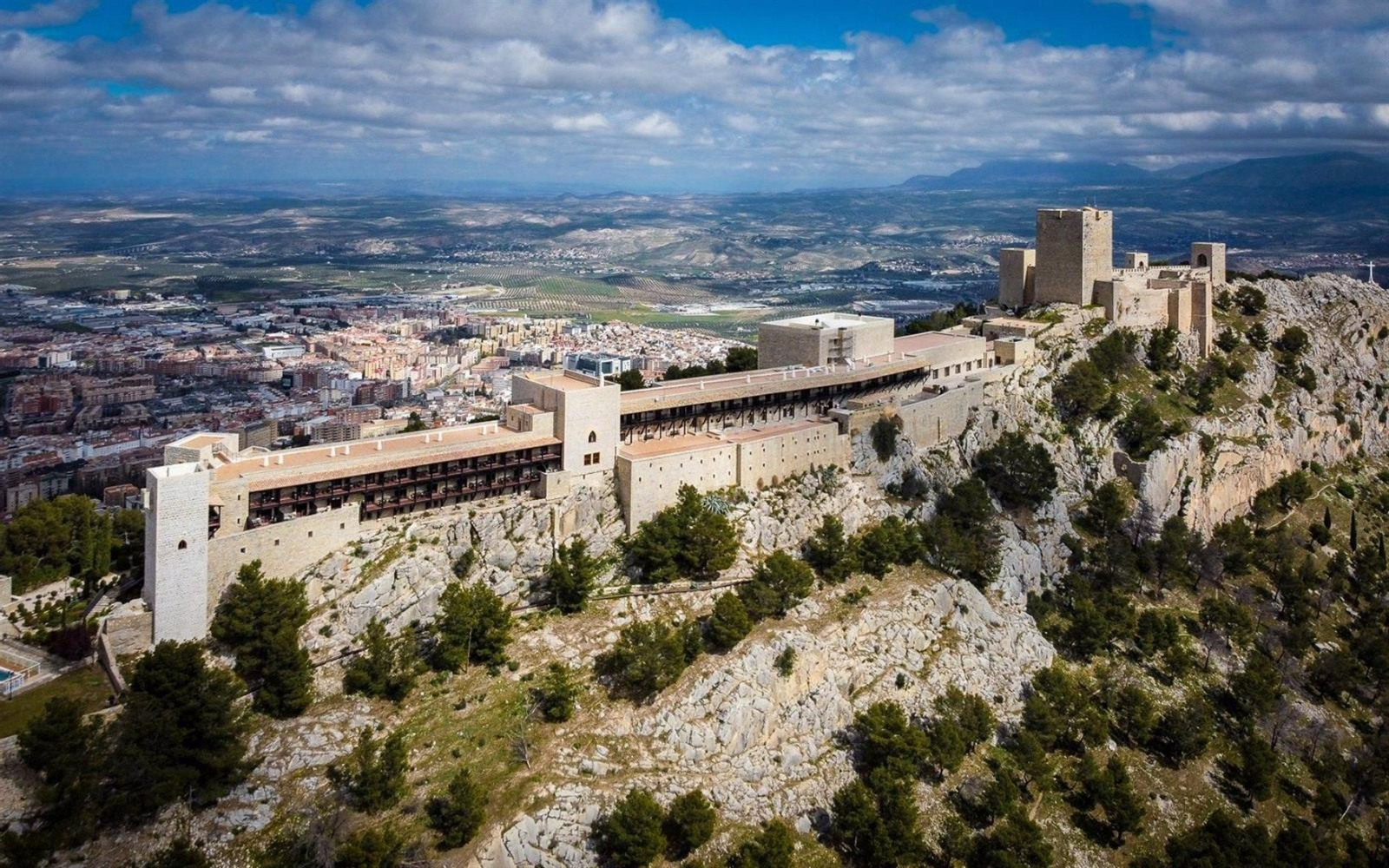 Castillo de Santa Catalina y el Parador de Jaén. Castillo de Santa Catalina y el Parador de Jaén.