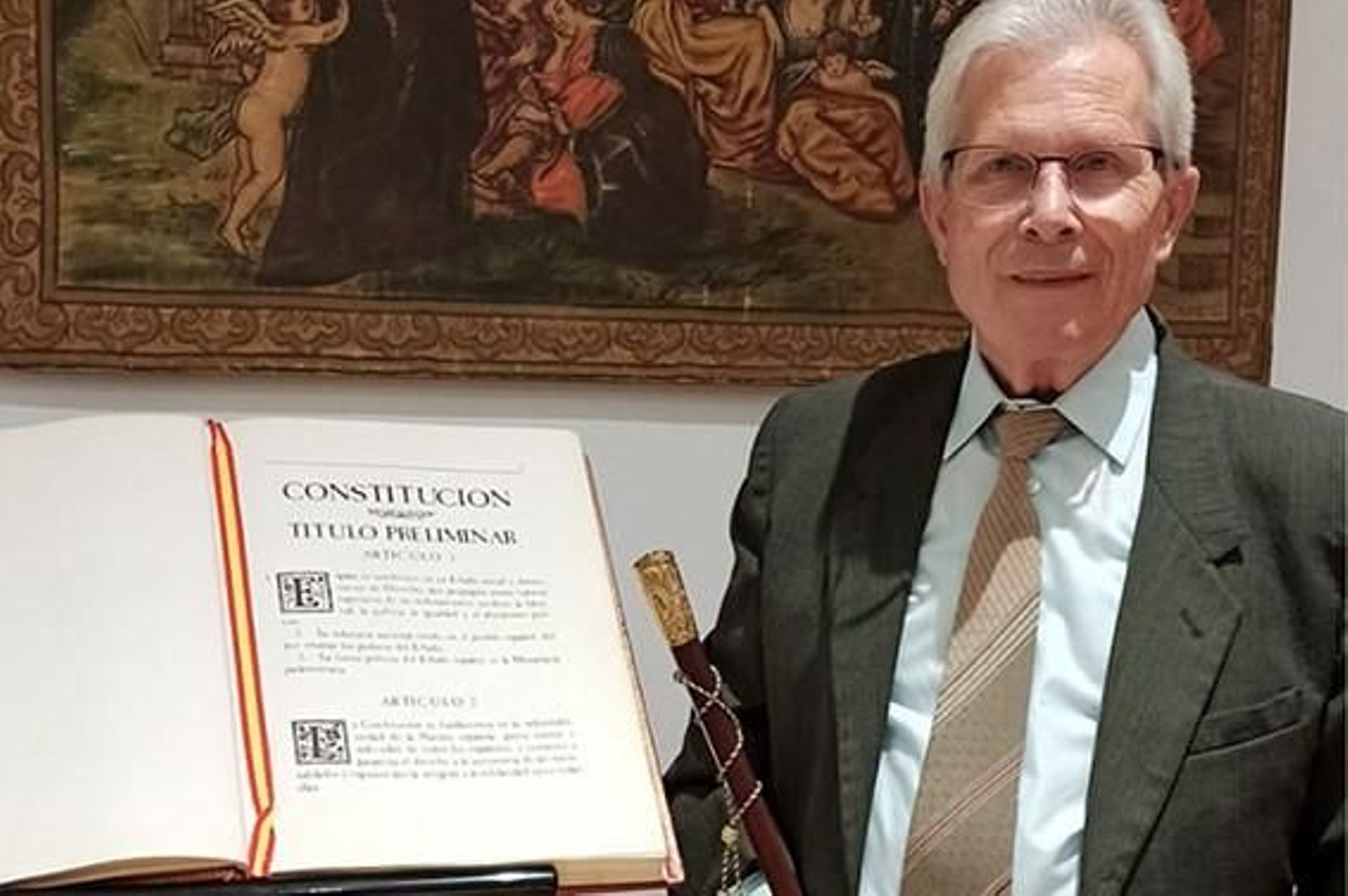 El alcalde de Santaella, José del Río, con el bastón de mando.