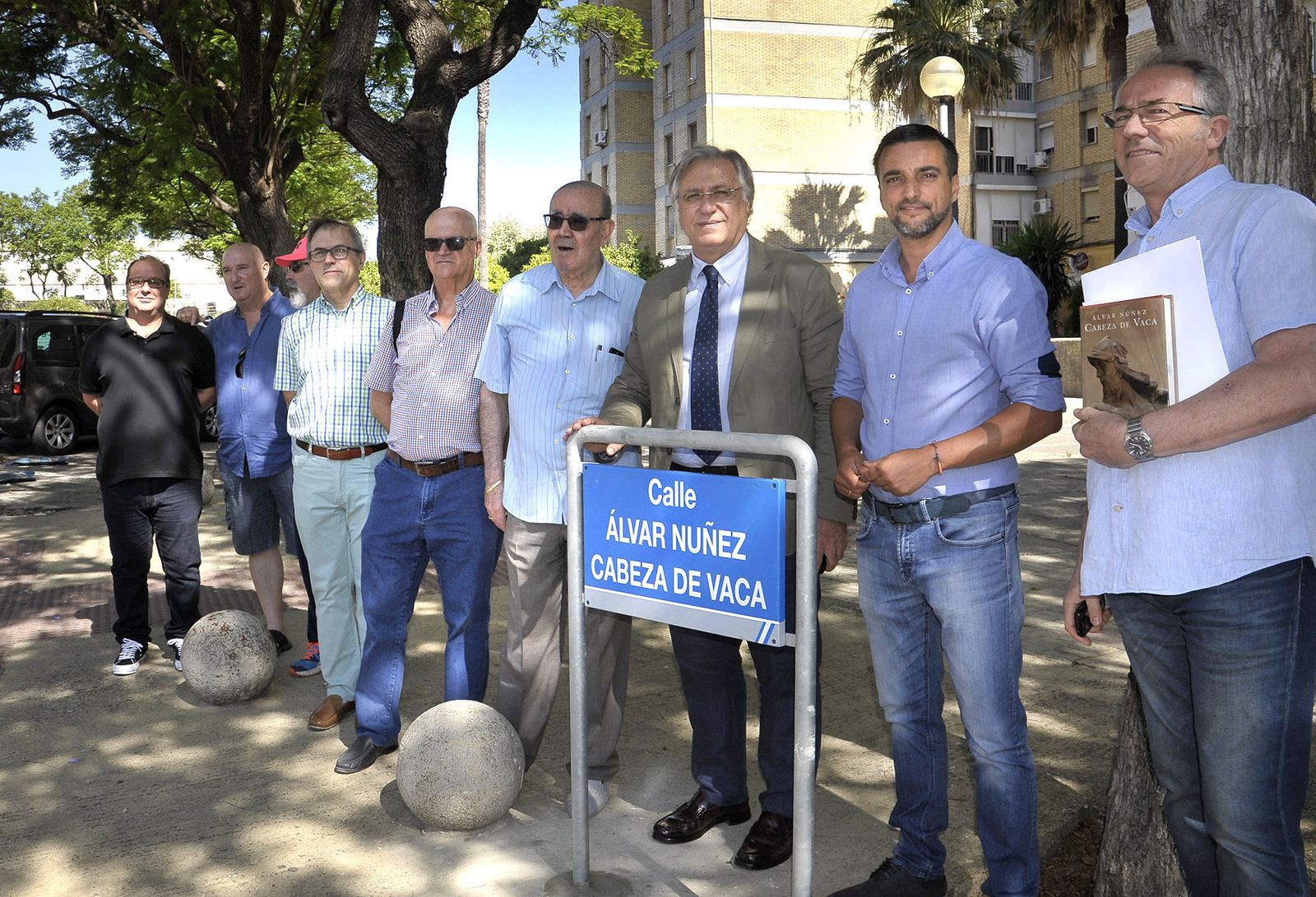 Francisco Camas y José Antonio Díaz, tras el rótulo del nuevo nombre de la calle.