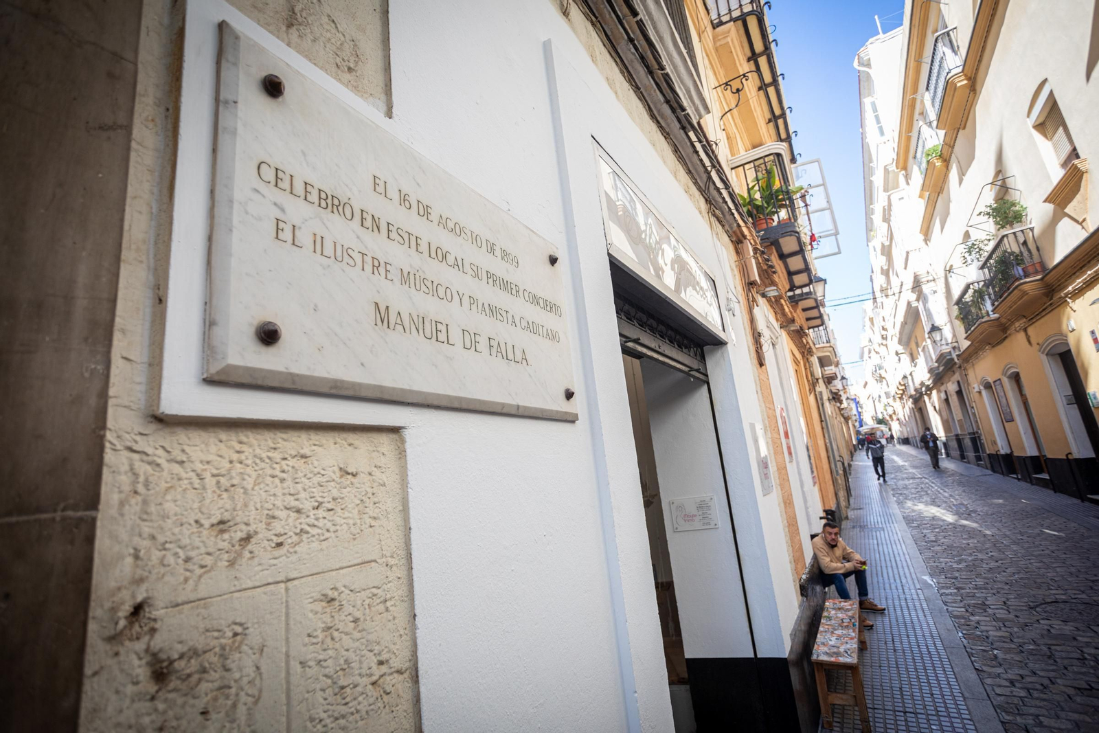 Placa que en la calle Rosario, 17 recuerda el primer concierto de Falla en el año 1899.