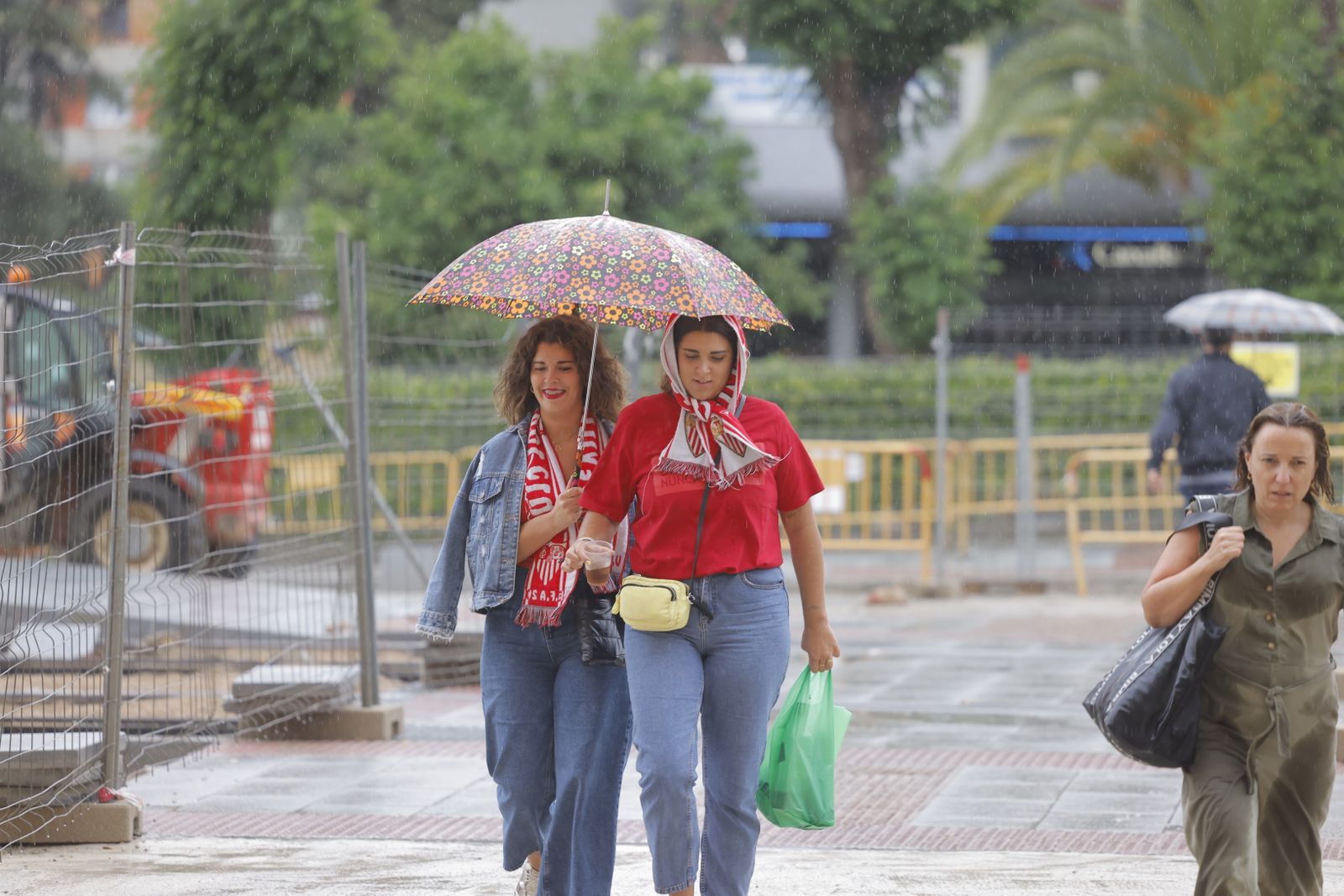 Una intensa tromba de agua descarga sobre Sevilla desde primera hora de la tarde