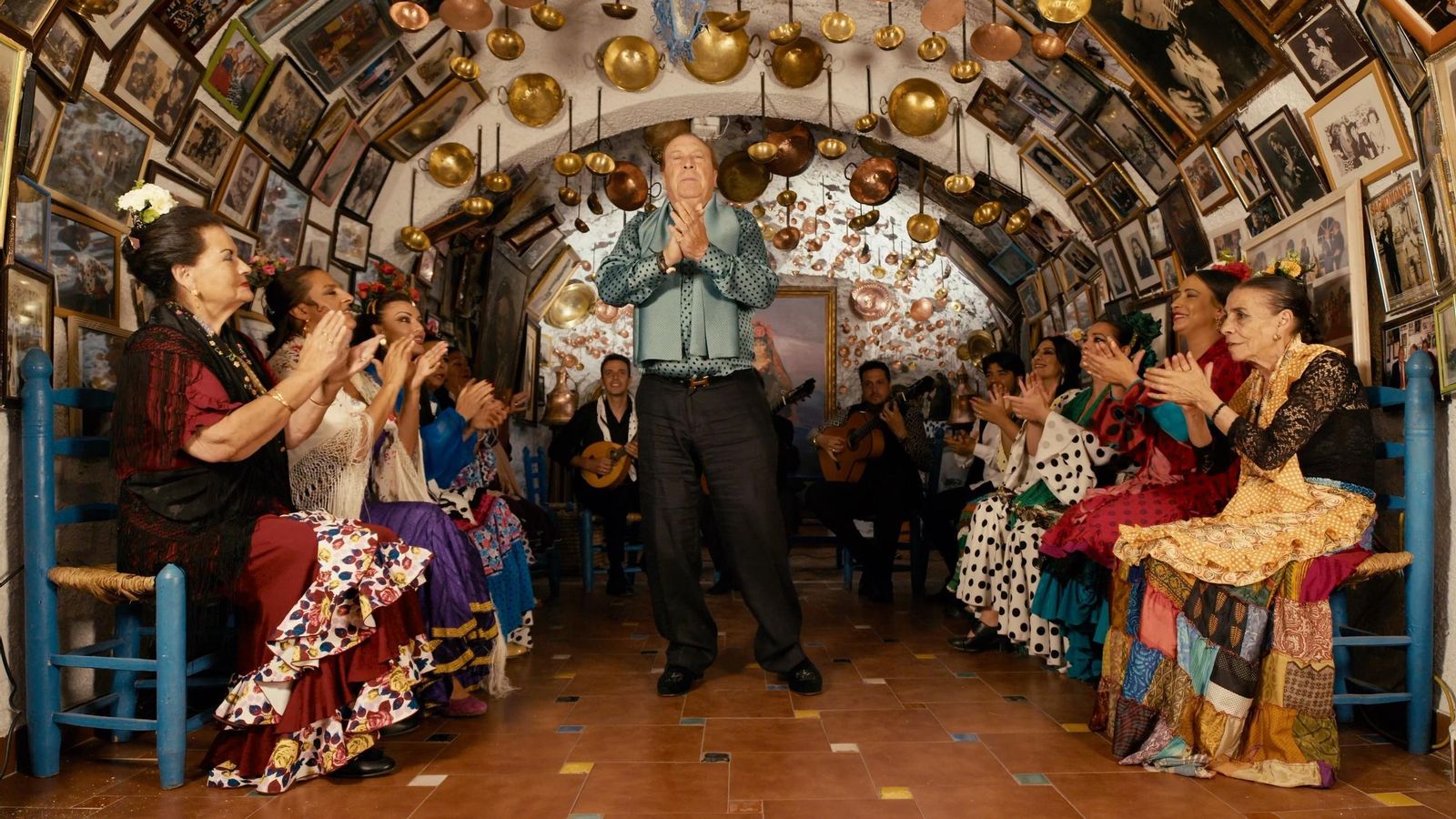 Curro Albaicín es uno de los cicerones para llevar al espectador por los bailes.