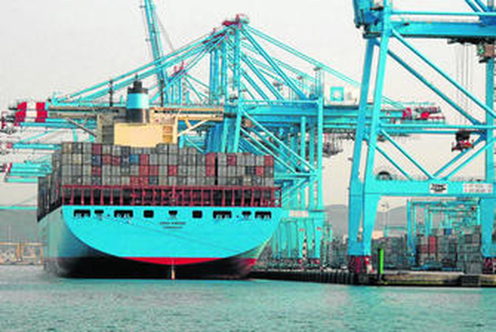 Un buque permanece amarrado al puerto de Algeciras, en una imagen de archivo.