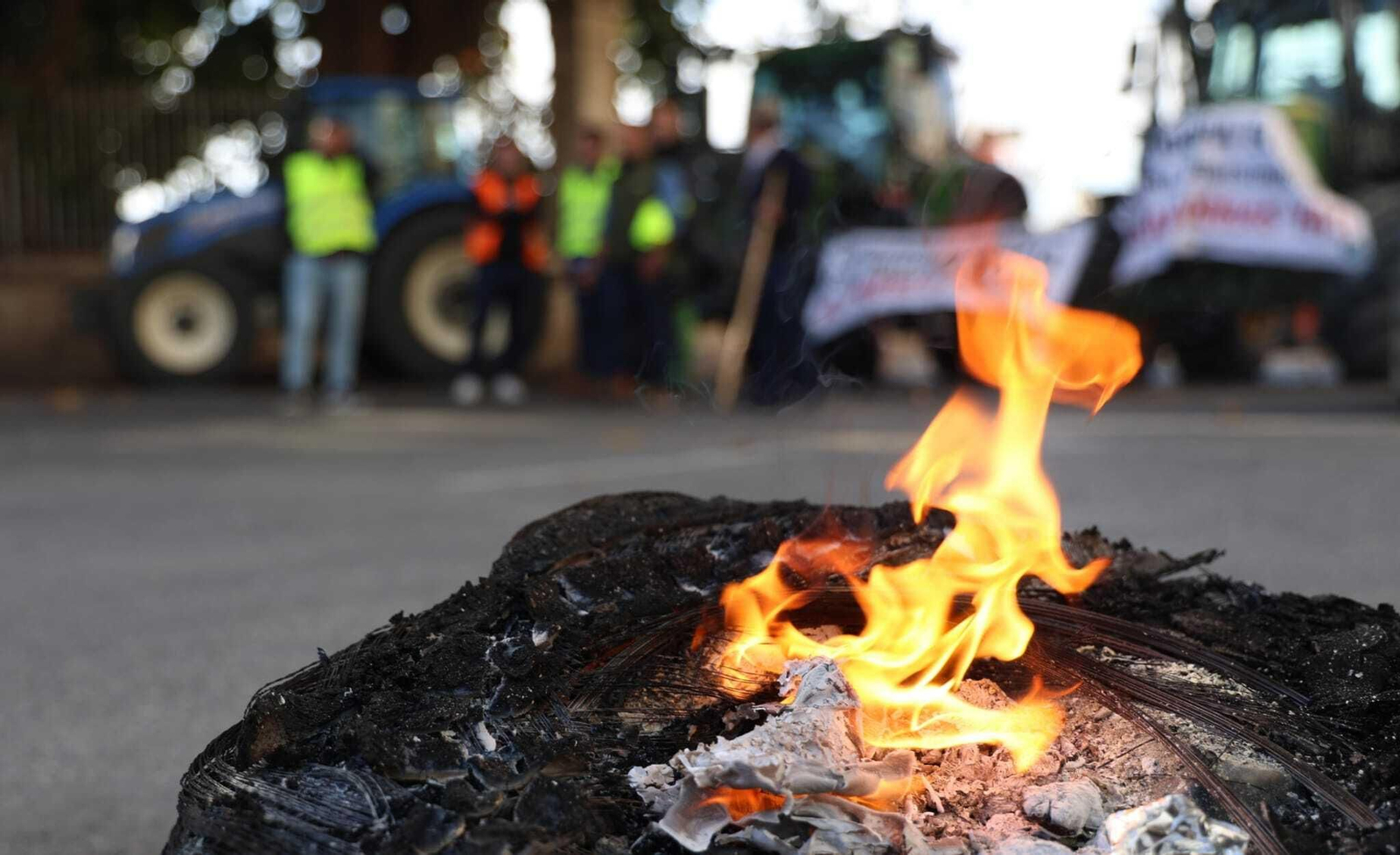 Un neumático ardiendo en la protesta de los agricultores en Málaga.