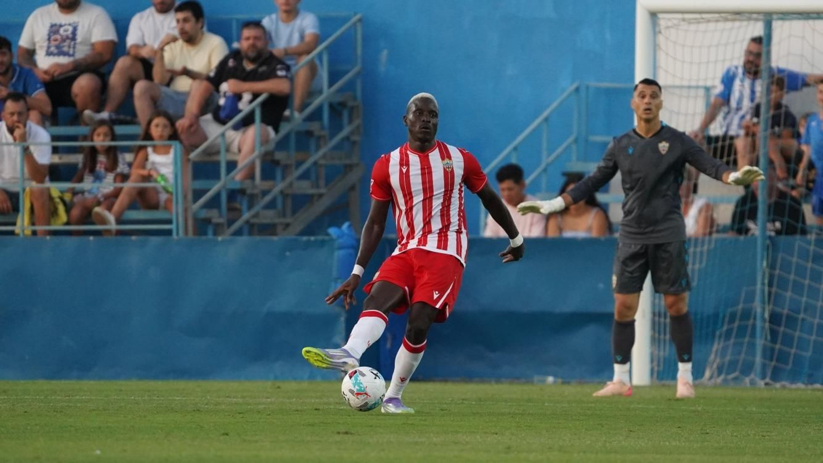Dion Lopy se asocia con un compañero en el duelo ante el Águilas.