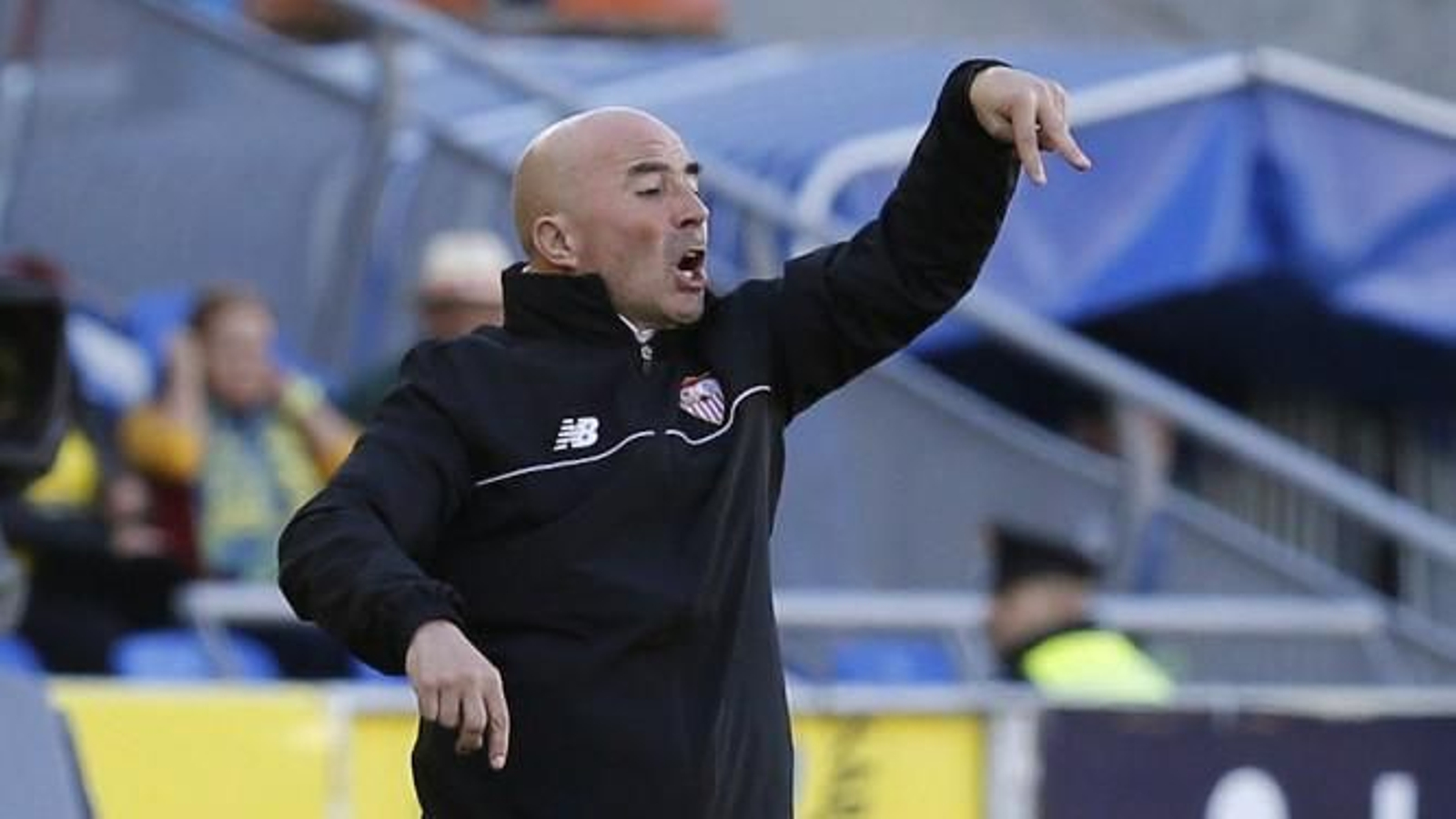 Sampaoli da instrucciones desde la banda.