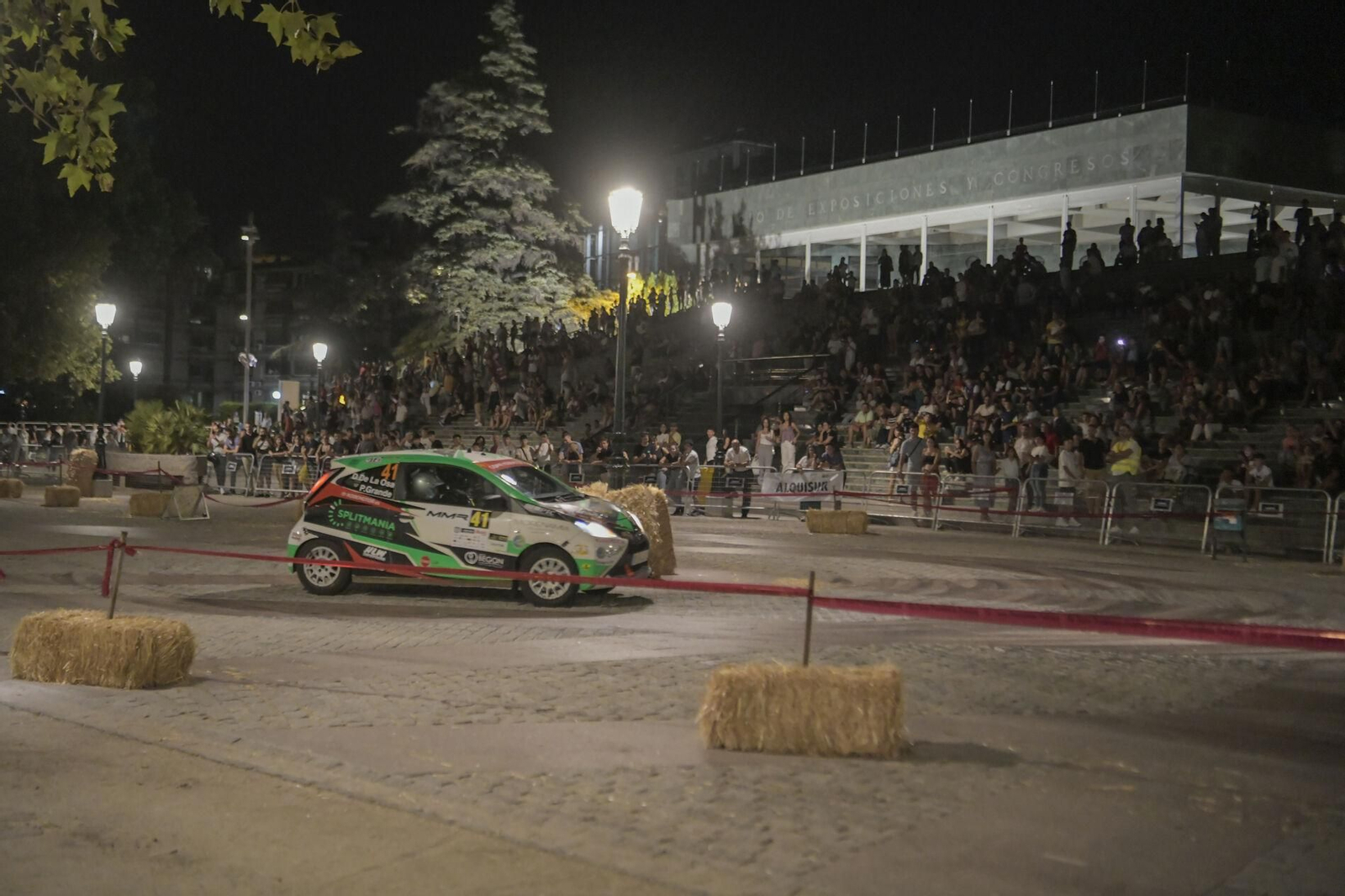 Ruedas 'quemadas' y mucho asfalto en la exhibición del Rally Ciudad de Granada: las imágenes