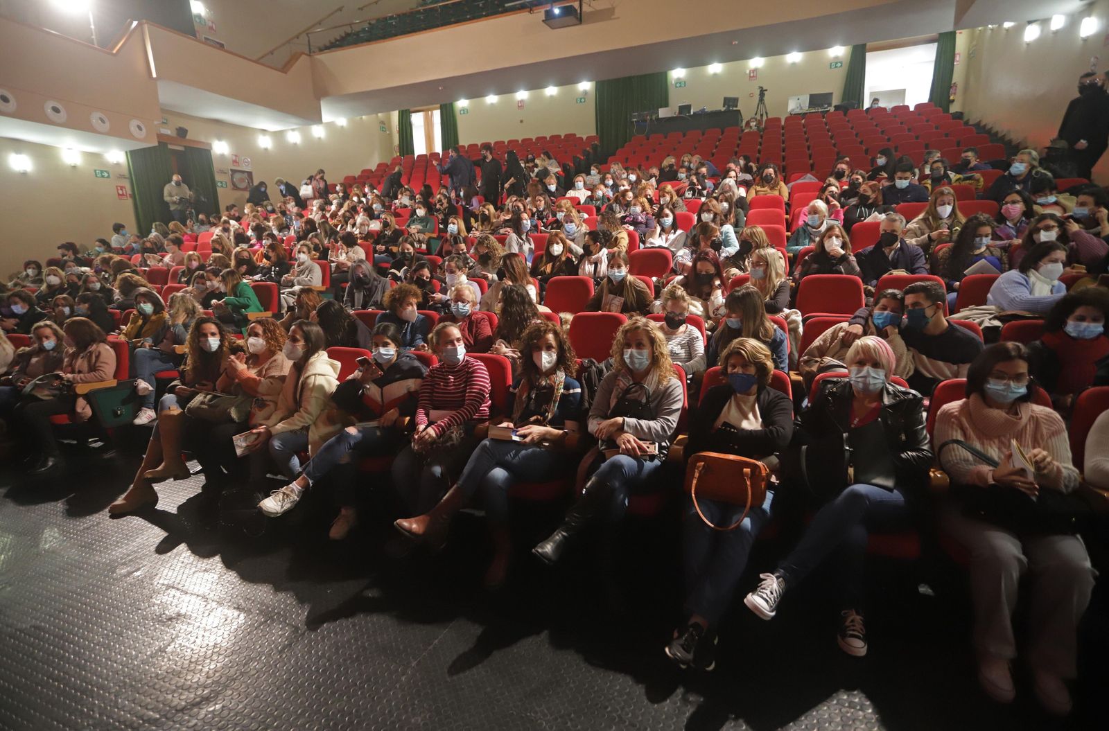 Público durante un evento en el Teatro Juan Luis Galiardo.