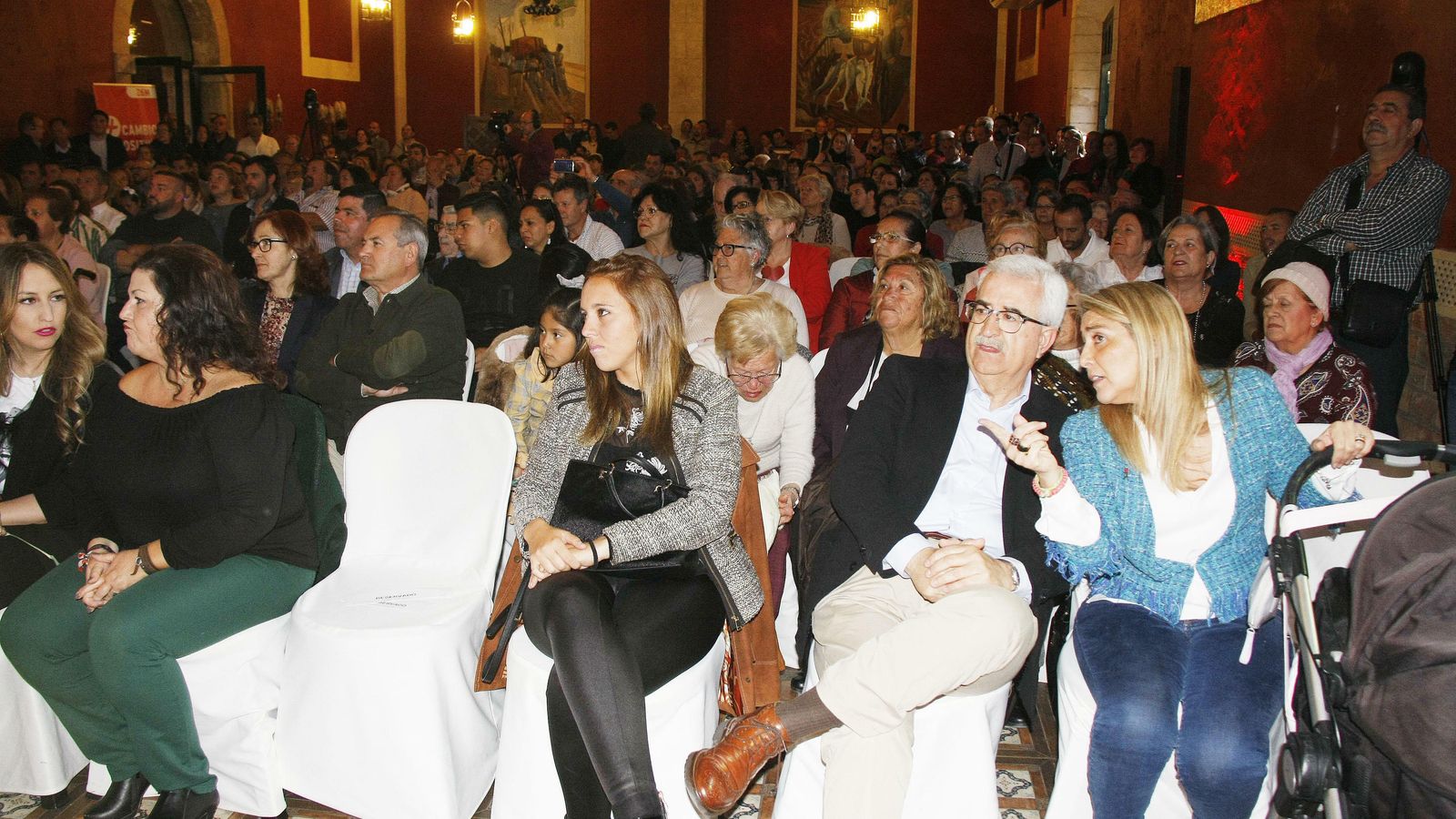 El ex vicepresidente de la Junta, Jiménez Barrios, junto a la mujer del alcalde Miriam Palmero, en el salón abarrotado de público.