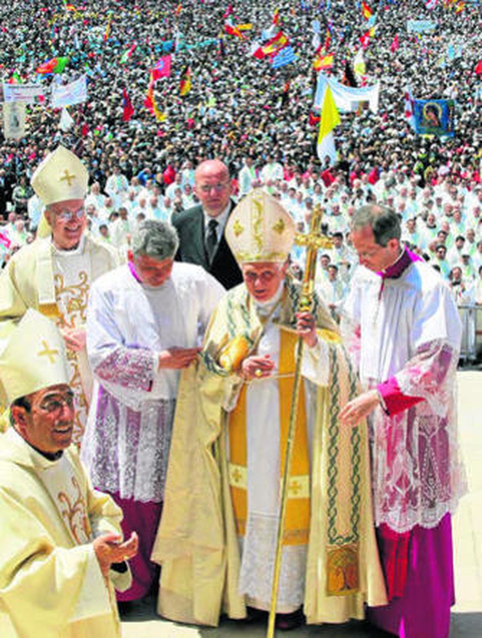 Benedicto XVI se dirige a celebrar la eucaristía en el santuario de Fátima.