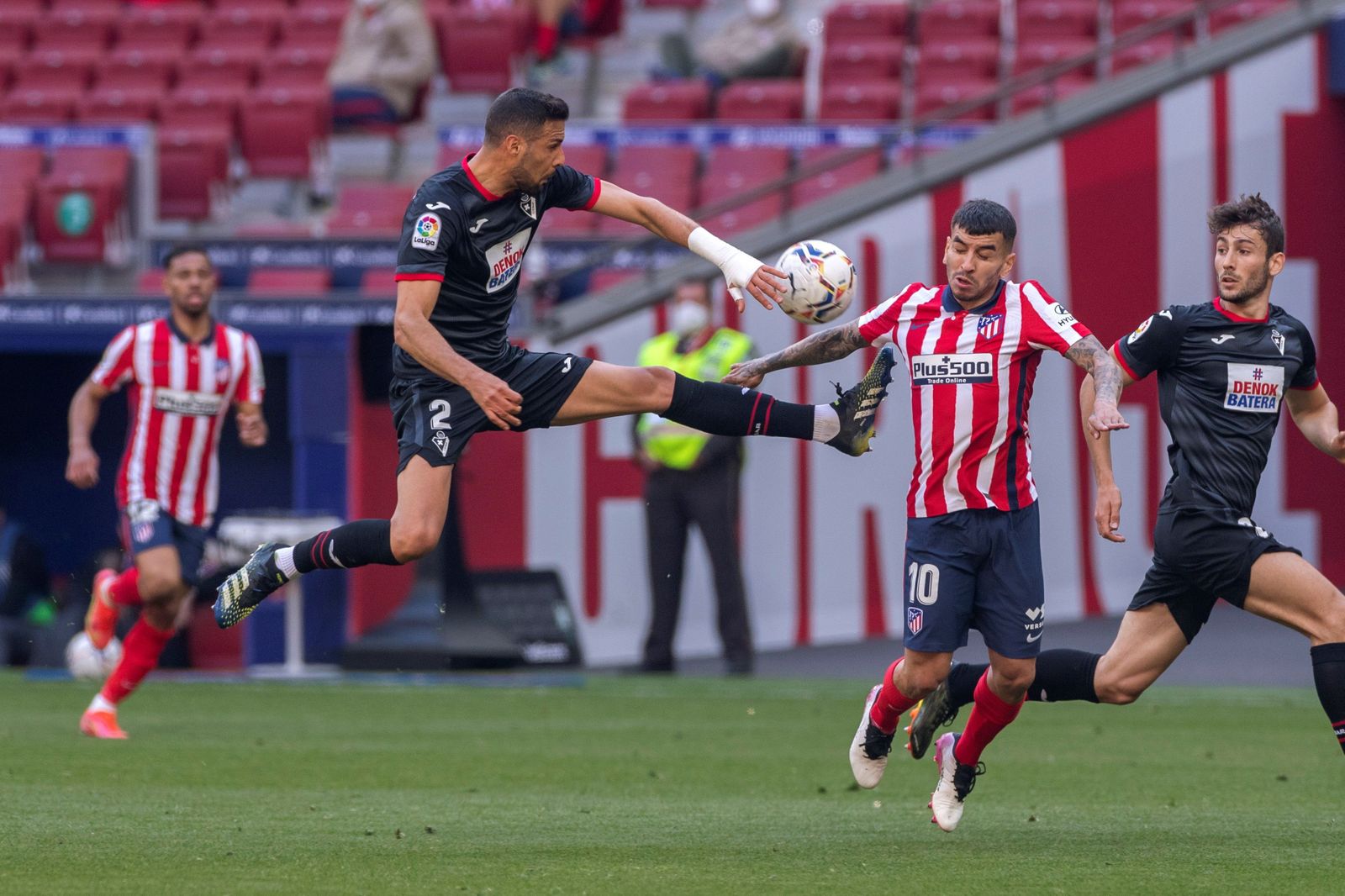 El delantero argentino del Atlético de Madrid Angel Correa (d) y el defensa argentino del Eibar Esteban Burgos durante el partido de este domingo.